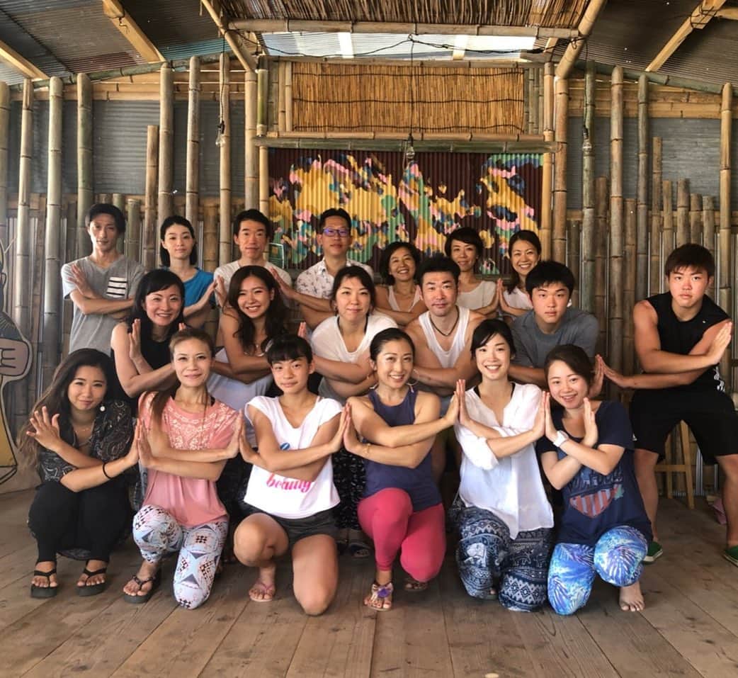 のインスタグラム：「【Beach Yoga 2019】  今年も 7月、8月と #葉山 #森戸海岸oasis さんにて#ビーチヨガを開催させて頂きました。ご参加頂きました皆様、そして心地よく過ごせる場を提供してくださる@oasis_jahnodebeach さん、スタッフの皆様ありがとうございました🙏  昨日8月のビーチヨガは、台風が来てる中でもお天気に恵まれて青空に見守られながらの時間となりました🙏🌞 波の音やさわやかな風、砂浜のひんやりした冷たさなど静かに味わいヨガを楽しむ時間🌿  砂浜が足や身体に溶けるように馴染んでく感覚や不安定な場所でも身体がバランスをとろうと働く様子などを感じながらヨガを楽しみました。  自然を感じながら、いつも共にしてるこの身体への感謝や自然が私たちに歩み寄ってくれてる感覚を味わいました。  初めてのヨガの方も多く、皆さまから「楽しかった😊」のご感想嬉しいです✨✨ そして皆さまスッキリキラっとこの笑顔😃  私にとっても心地よい時間を本当にありがとうございました🌻  そして、ヨガの時間を理解していつも丁寧にサポートしてくれる @studio_boothang 冬美ありがとうございます💓  #藤代有希 #ユキ #beachyoga #ヨガ #ヨーガ #yoga #ヨガインストラクター #ボディバランストレーナー #meditation #瞑想 #マインドフルネス #メディテーション #いま #アーシング #海 #森戸海岸 #夏」