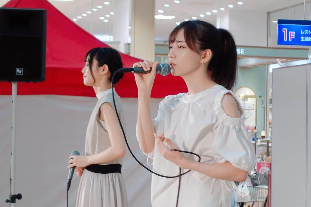 のインスタグラム：「. . ゆめタウン久留米 1回目の公演終了しました ありがとうございました！💗 . お盆で賑わってます😊🎵 . 2回目は15:00〜！！ お待ちしております‼️ .  #ビタスイ #ゆめタウン久留米 #ライブ #観覧無料 #live #リリイベ #遠ラブ #福岡 #久留米 #fukuoka #kurume #」