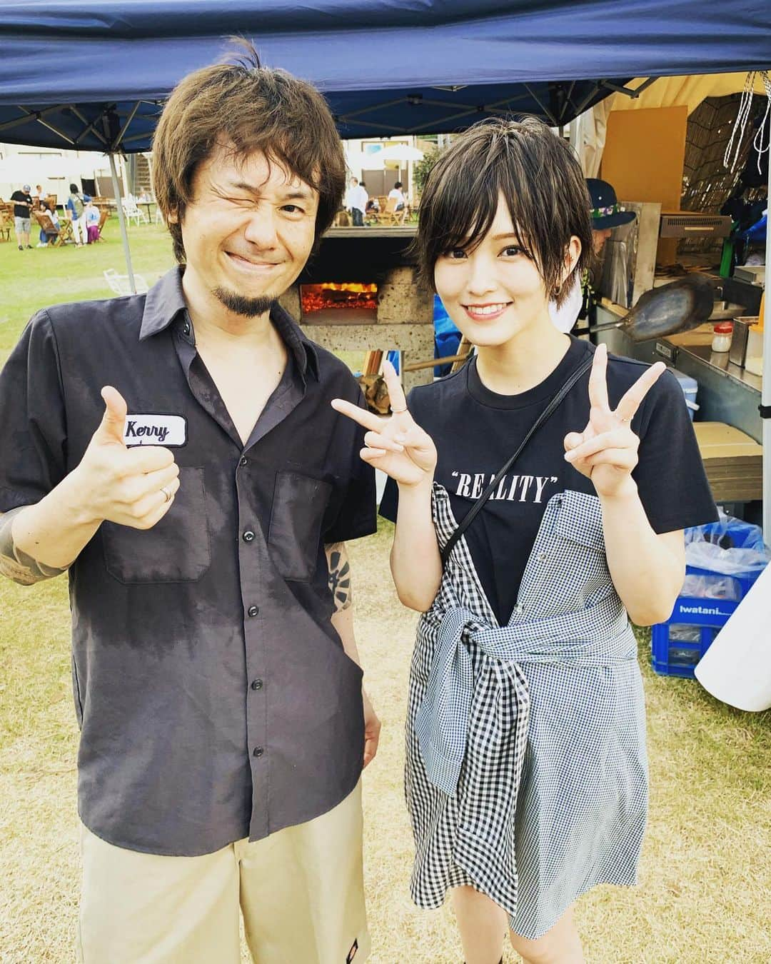 横山健さんのインスタグラム写真 - (横山健Instagram)「ROCK IN JAPAN FES. 2019 のバックヤードにて。 右は新世代のロックスター、左はもちろんとっつぁん坊や。  彩ねえ、放つ空気がアイドルのものからアーティストのものになり、凛としててカッコいいずらー！！ でも間違っても「あたしアーティストですから(キリッ！)」みたいなもんではなく、以前から持ってる柔和さはそのまま。  オレはこの日、宮本浩次バンドの一員として参加したんだけど、言語化できないほどの感覚。あえて難しい表現を漢字一文字でするなら「最高」。 ステージ上でも言ったんだけど、宮本さんは化け物ずら。そんな宮本さんに刺激を受けて、オレも化け物になった気分だった。 一晩たったいまでも、まだアドレナリンが出ている。  あんな稀代のシンガーの隣でギターを弾けるなんてオレは幸せものです。ライブ後にパンツを変えたら嬉ションしてたずらよ。(つまりこの彩ねえとの写真はライブ直後なので嬉ションが出てる状態ずら)  宮本浩次バンド(現状メンバーの名前の頭文字をとって「MYJJ」と呼ばれているけど……うーん、うーんwwww)、この先も続いていきそうな予感。  こうなったら Ken Band もハイスタも MYJJ(絶対に別の名前をつけるずらwww)も、めっちゃ楽しみながら、興奮しながらやってやる。  そんで彩ねえと対バンずらね！  #rijf2019 #山本彩 #宮本浩次 #MYJJ #横山健」8月11日 14時33分 - kenyokoyamaofficial