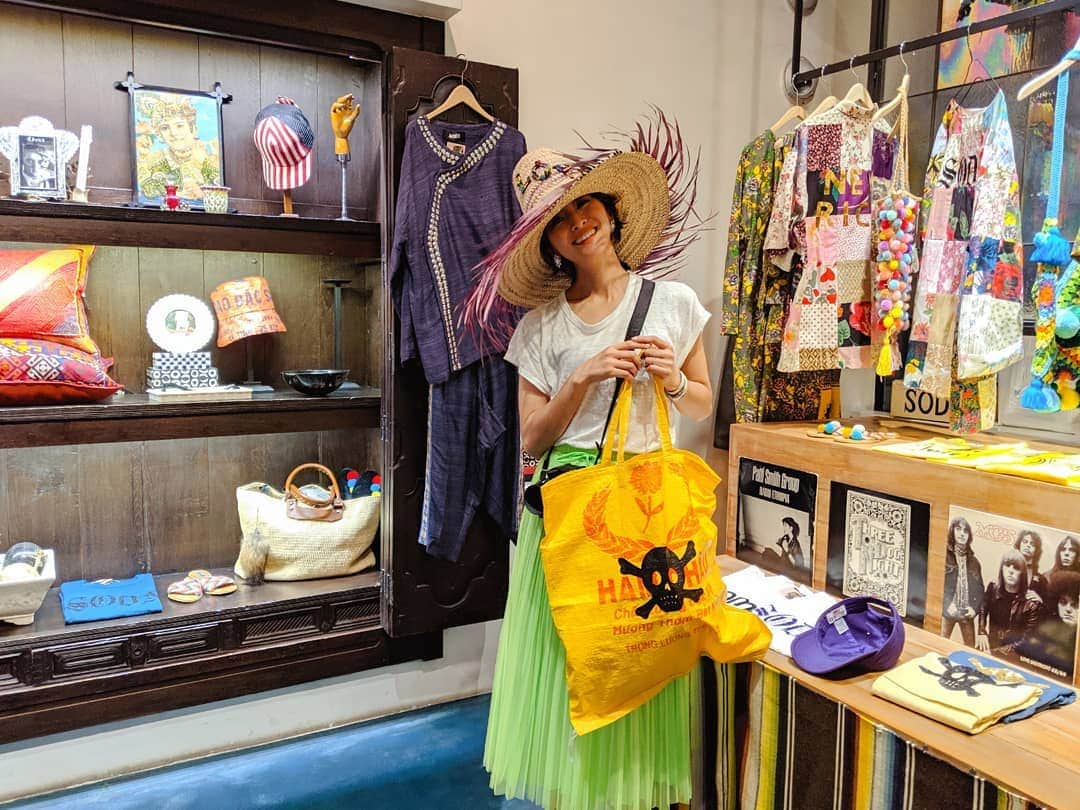 Yoshiko Kris-Webb クリス-ウェブ佳子さんのインスタグラム写真 - (Yoshiko Kris-Webb クリス-ウェブ佳子Instagram)「訪れた国のファッションブランドを知るのも旅の楽しみのひとつ。バンコクでタイデザイナーブランドを多く取り扱うのはプロンポン駅直結のメガモール @emporium_emquartier 📝 お気に入りタイブランドの @soda_bkk はカフェスペースを併設していて、お買い物あとにホッと一息つける場所です。 📝 One of my favorite Thai designer fashion brands @soda_bkk #TokyoDameThailandTrip」8月11日 14時34分 - tokyodame