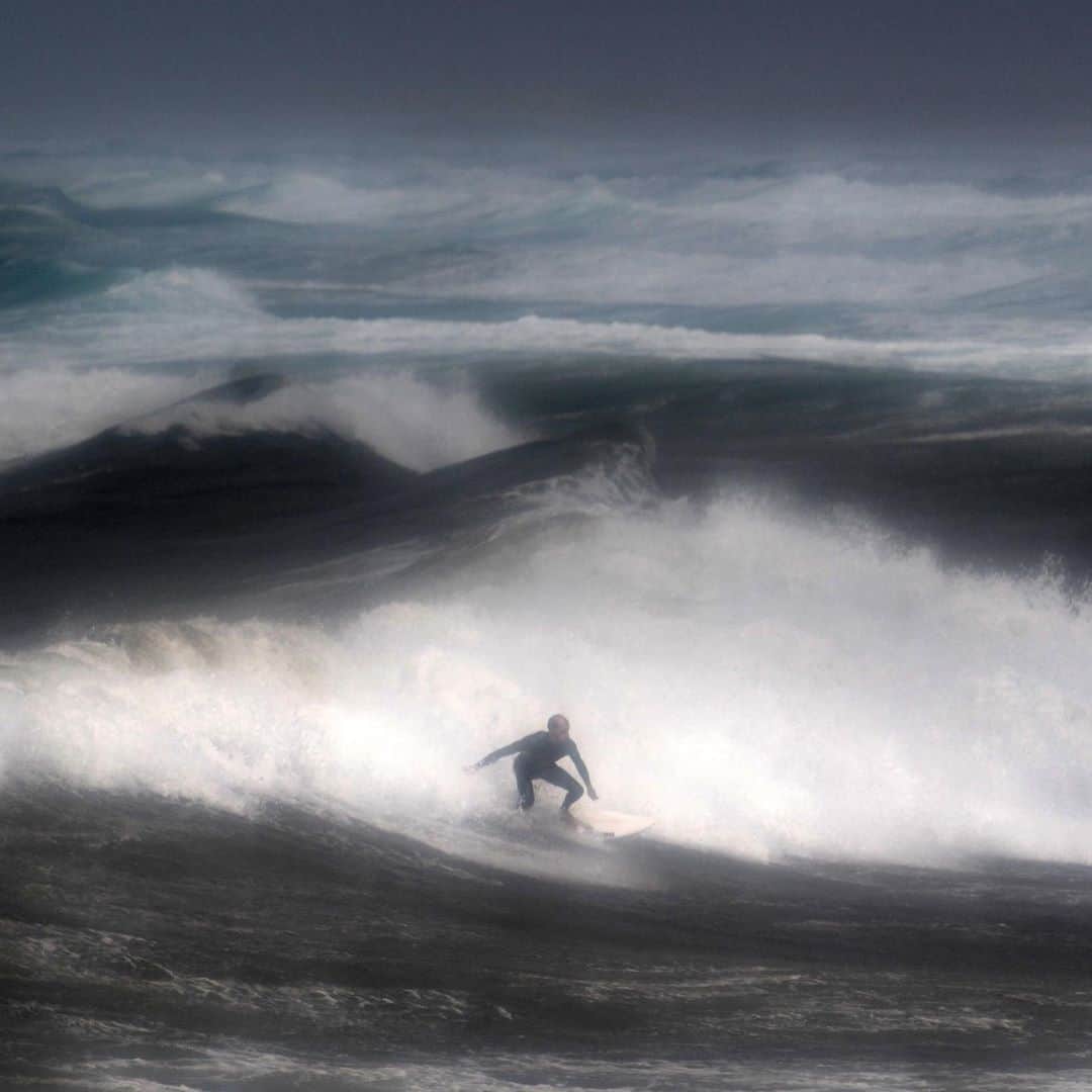 AFP通信さんのインスタグラム写真 - (AFP通信Instagram)「#AFPrepost @nbcnews 📷 Fred Tanneau - A man surfs a wave on Friday at the Pointe-de-la-Torche in Plomeur, western #France, as strong winds hit the coast. .」8月11日 14時37分 - afpphoto