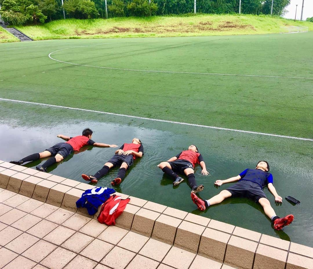 カレン・ロバートさんのインスタグラム写真 - (カレン・ロバートInstagram)「ローヴァーズ木更津FC U-18も豪雨の中練習頑張っております 終わった後は天然ミニプールでクールダウン🤡✨うける #ローヴァーズ木更津FC#拓大紅陵高校#夏休み#恵みの豪雨#みんながんばり」8月11日 14時39分 - bobby201608