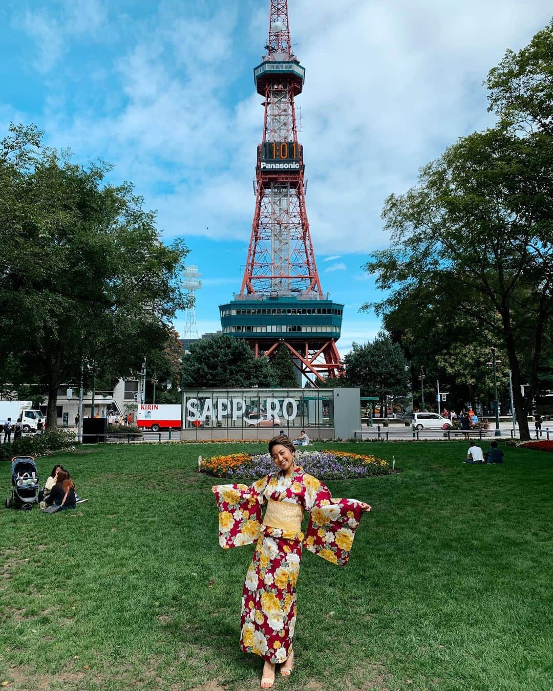 Rihwaさんのインスタグラム写真 - (RihwaInstagram)「札幌大通公園2丁目で歌ってきたよ〜！🎶 観てくれたみんなありがとう！ハイタッチ出来て嬉しいよ！❤️🙌😍 そして今日は浴衣、張り切りふぁ〜！🤣💜🧡🌼☀️ YouTube観て着付けしたよ！ 髪型も自分でやったのー！これはInstagramで見つけた！ ミディアムヘアアレンジすごいやり易くてびっくりした！これからハマっちゃうかも！🌈🌻✌🏽 #Rihwa #ミディアムヘアアレンジ #live #ハイタッチ #HTB #JIMBEAMFES #札幌 #大通公園」8月11日 14時40分 - rihwa_official