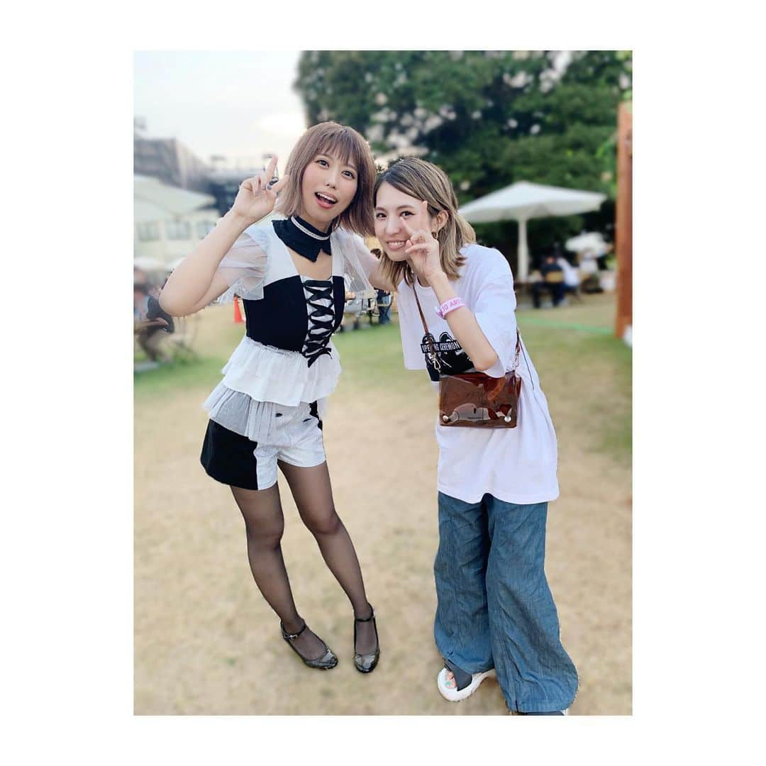 廣瀬茜さんのインスタグラム写真 - (廣瀬茜Instagram)「ロッキン当日がお誕生日だった、SCANDALのHARUNAちゃん❤️ . 直接おめでとうって言えて嬉しかったし、SCANDALと出演日同じで会えたのも嬉しかった🥰 . タピオカで乾杯🥂笑 . 改めてHARUNAちゃん、お誕生日おめでとうございます🎂🎉🌈 . 素敵な1年になりますように☺︎♪ . もっといっぱい遊びたいし、絶対に対バンしたい！！！！！！！！！！！！ . #RIJF2019 #ロッキン #scandal #bandmaid」8月11日 14時42分 - akane_bandmaid