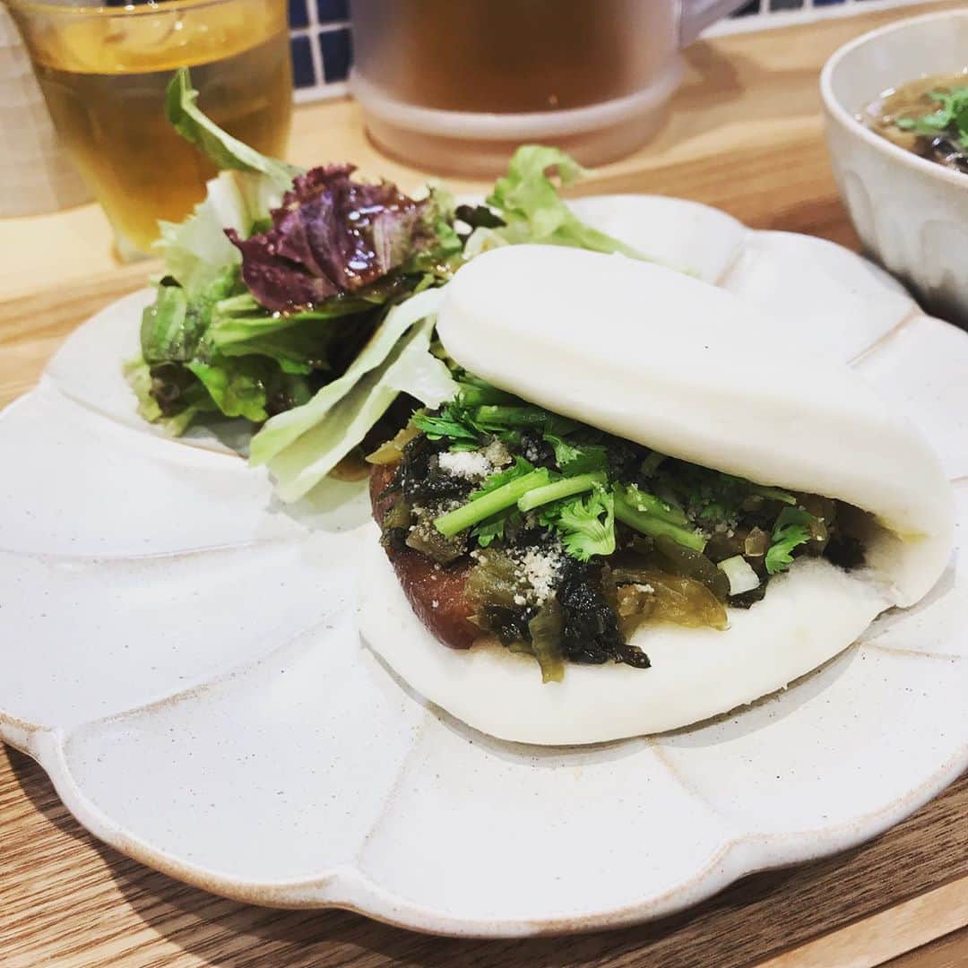 栗原まもるのインスタグラム：「近所にできた台湾バーガー屋さんのBセットと、胡椒饅頭パオパオの色々。マンゴープリンは胡椒なしでした。生胡椒杏仁豆腐はこの日はなかった。 生胡椒をお土産に買ってきて楽しんでおります。香りが良いです。 台湾角煮バーガーもすごく美味しかった。通う。」