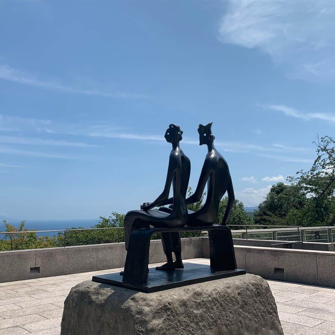 クリス智子さんのインスタグラム写真 - (クリス智子Instagram)「熱海の海を見下ろす、ヘンリー・ムーアの彫刻 "KING & QUEEN"。 観ていると、"いい時間"が感じられ、印象的。 これまでも、ともに時間を過ごしてきたことが表現されている、彫刻。時間を表す、ってすごいなぁー。。 ふと、退位された上皇陛下と美智子さまの、穏やかな笑顔が頭に浮かびました。  MOA美術館。 建築は、新素材研究所（杉本博司さん+榊田倫之さん）の手にかかり、数年前にリニューアル。光、風景の見せ方、開放感と相まって、素敵でした。  隣のおじさまが、お孫さんらしき子に「ここは、日本のモナコだよー」とおっしゃっているのが耳に入りました👂  なるほどー、モナコには行ったことがないですが、そうなのかも 😙と思える、気持ちよい、高台からの景色。  このもう少し上階からは、海岸線見え、たぶん、モナコー。  #henrymooresculpture  #moa美術館」8月11日 14時52分 - chris_tomoko