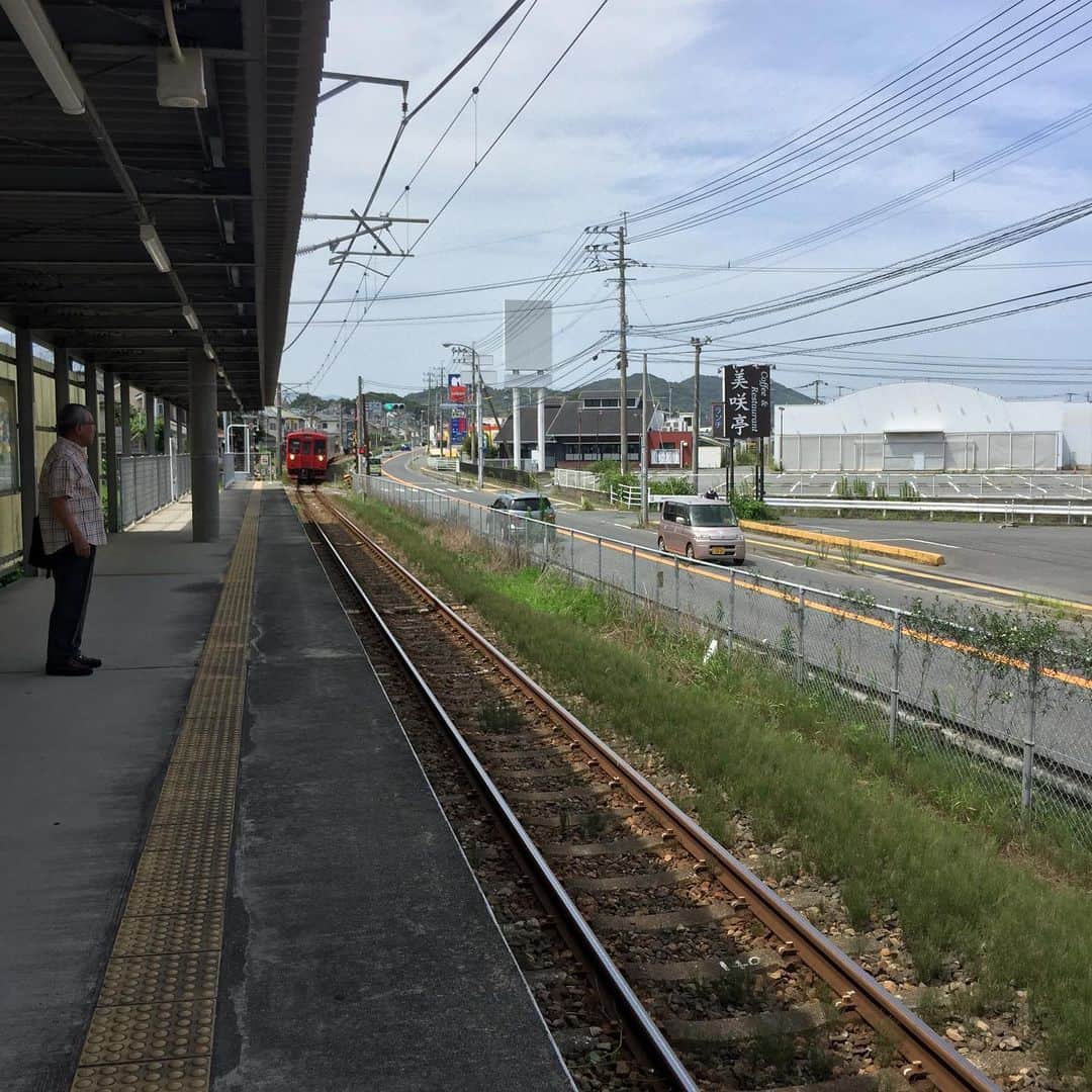 のインスタグラム：「糸島の実家から帰って来た。 最寄駅は単線なのです。 のどかだなぁ。 #笑福亭恭瓶  #糸島」