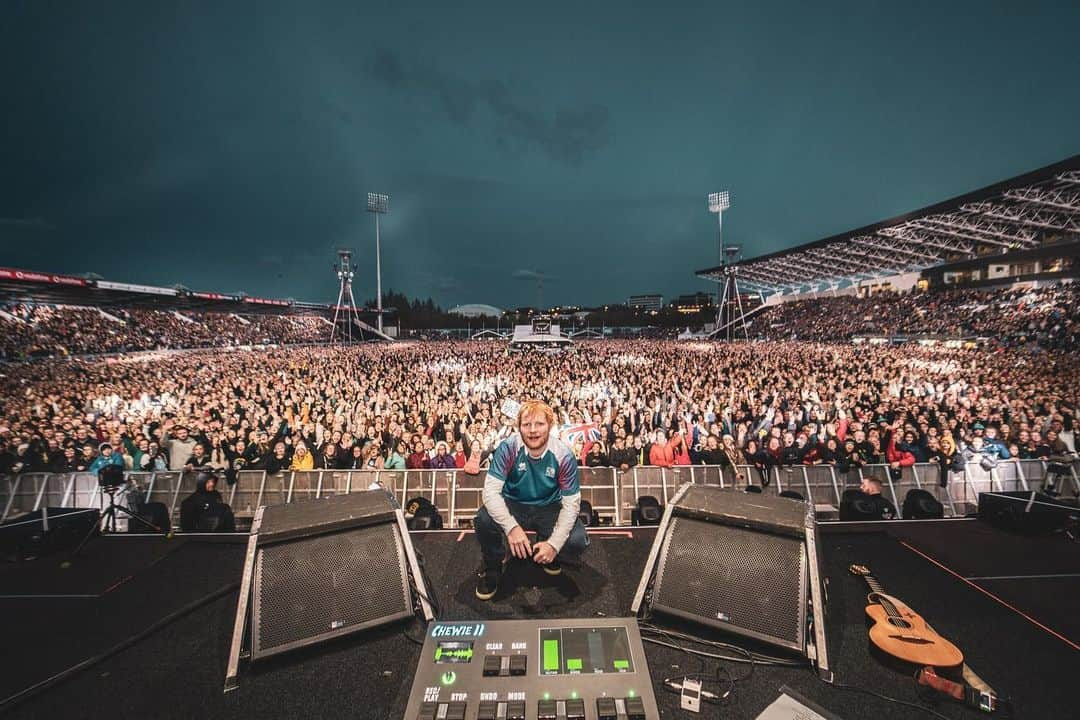 エド・シーランさんのインスタグラム写真 - (エド・シーランInstagram)「Reykjavík night #1 📸 @zakarywalters #dividetour」8月12日 1時49分 - teddysphotos