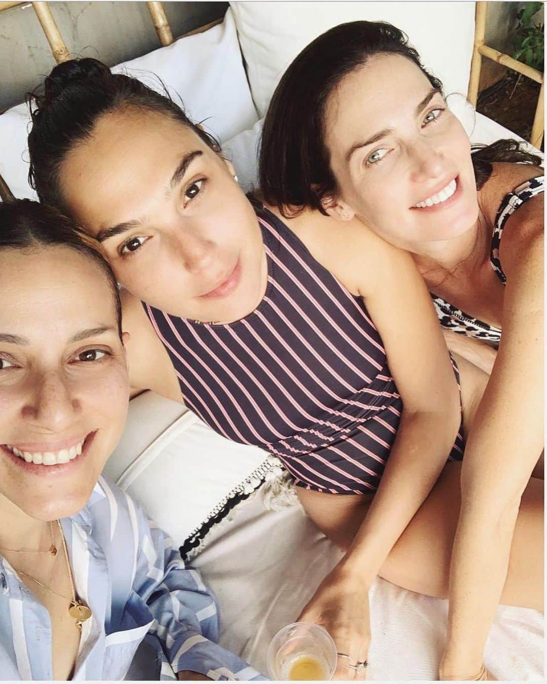 ガル・ガドットさんのインスタグラム写真 - (ガル・ガドットInstagram)「Sunday with my honeys.」8月12日 1時49分 - gal_gadot