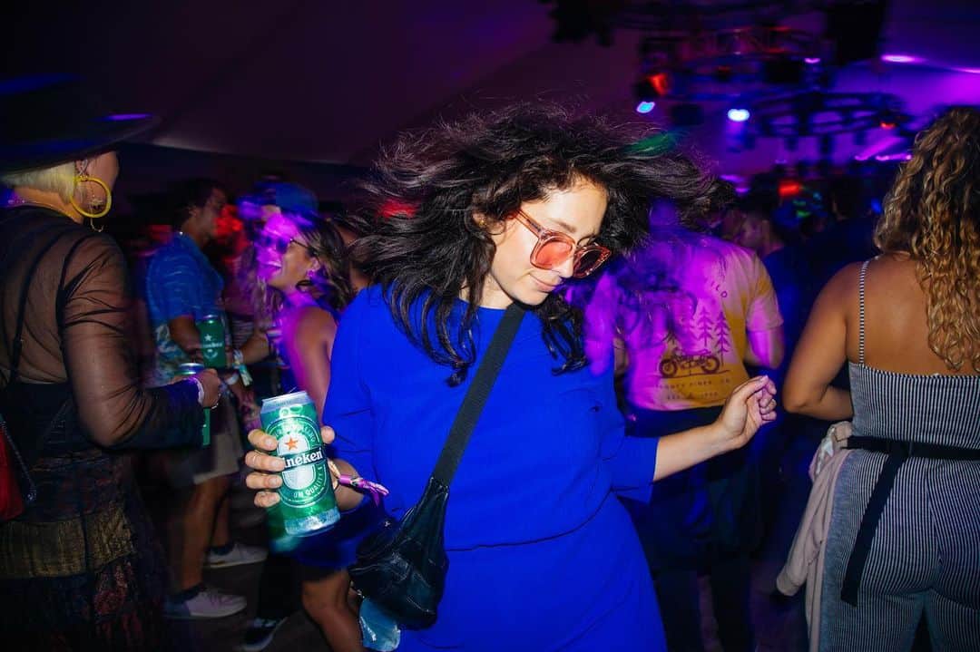 ローレン·ランドルフのインスタグラム：「#HeinekenPartner - One of the best things about music festivals are the friends you enjoy them with. The #HeinekenHouse has been the perfect spot to pop in to at @outsidelands - the dance floor is full, and the bar lines are short.  I’m always down to dance it out in between sets at the main stage. @heineken_us」