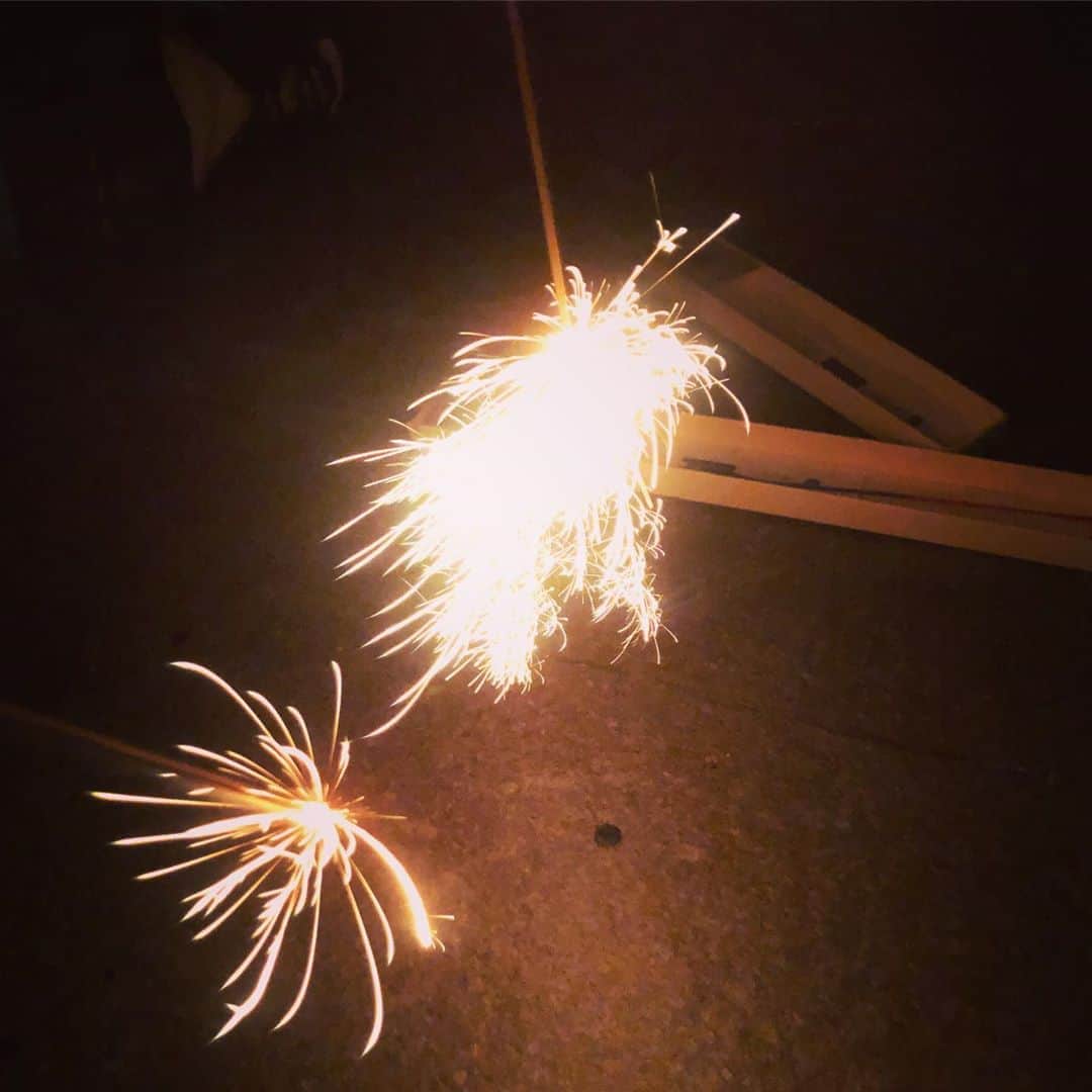 古市憲寿さんのインスタグラム写真 - (古市憲寿Instagram)「線香花火してる。」8月12日 0時16分 - poe1985