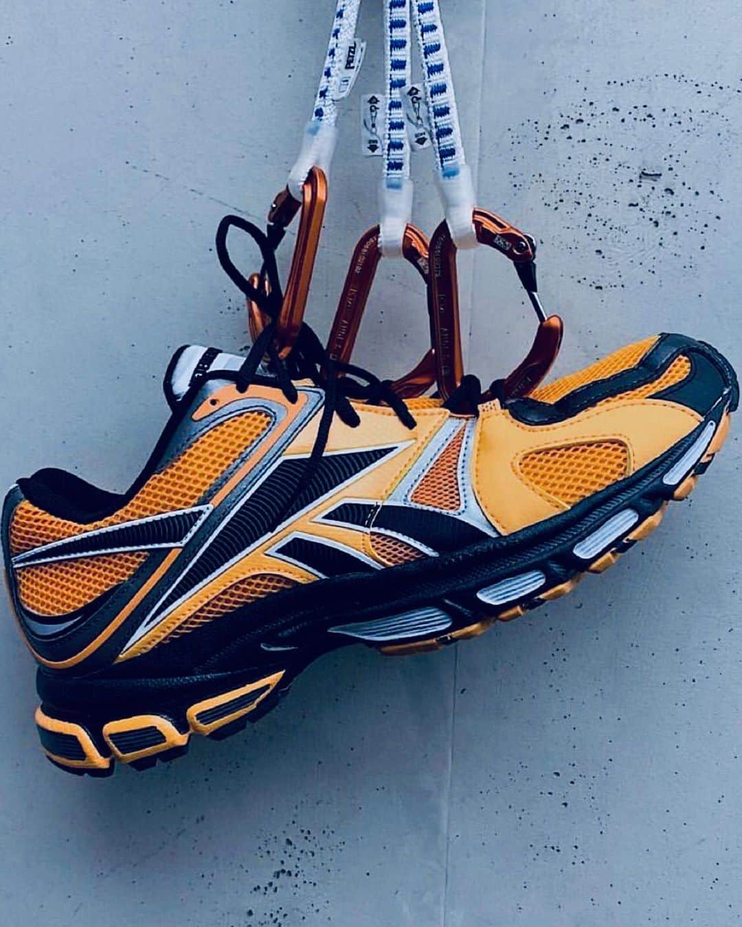 ヴェトモンさんのインスタグラム写真 - (ヴェトモンInstagram)「#VETEMENTSxREEBOK NEW DROP www.matchesfashion.com @matchesfashion @matches_man PIC: @hikingpatrol」8月12日 0時18分 - vetements_official