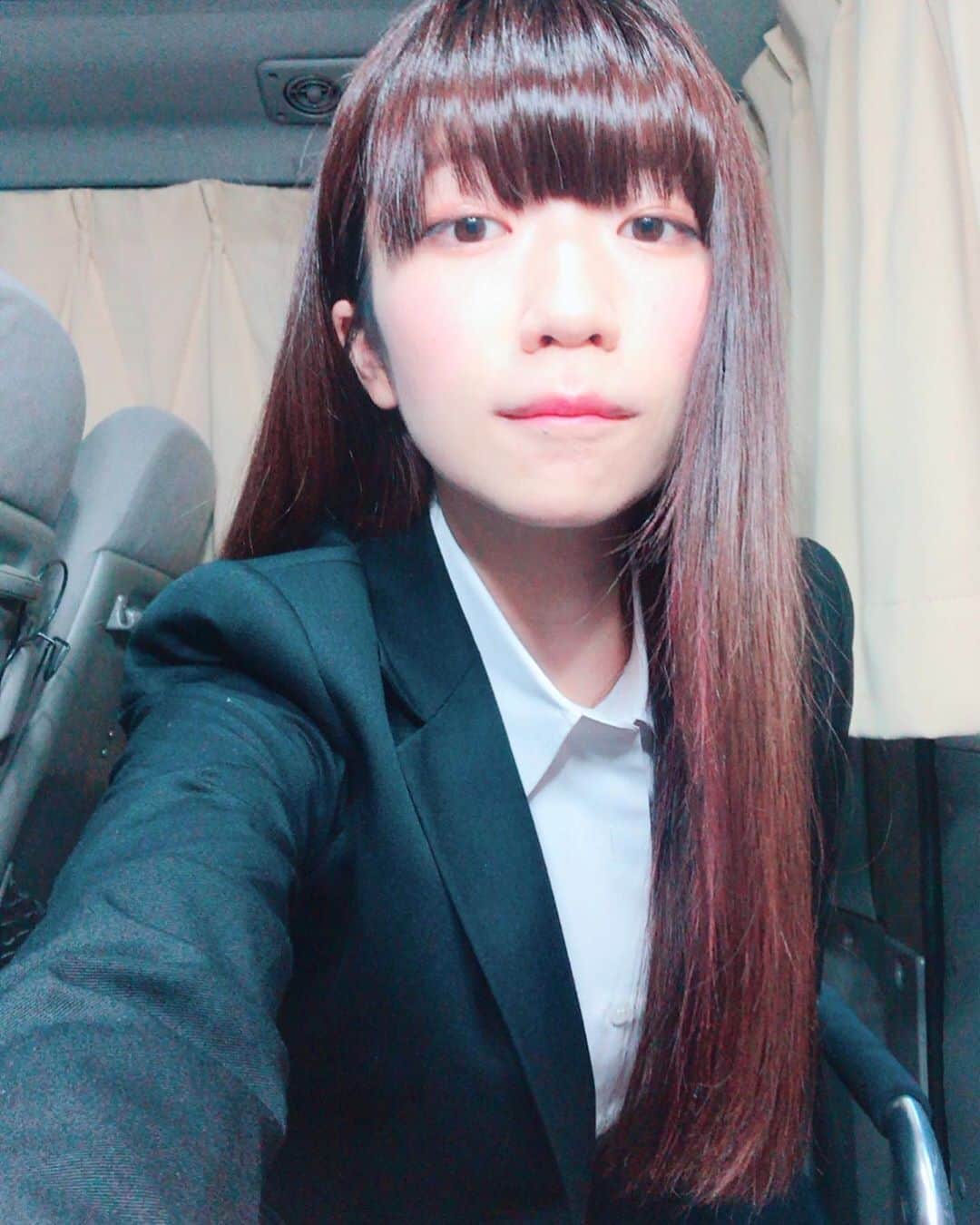 ぱいぱいでか美のインスタグラム：「昨日放送だった『億女のヒミツ』でスーツ着させてもらいました☻ セルフタイマーうまくいかなくて結局スタッフさんに撮ってもらったという物語の3枚。＋鈴木さんと❤︎ ꙳ #カンテレ #関西テレビ #億女のヒミツ #鈴木ゆり子 さん #スーツ #珍 ꙳ 関西ローカルの番組で特番でした〜！ 億稼ぐ女性にいろいろお聞きしに行くということで 不動産のカリスマ鈴木さんのお話とても勉強になりました。 私は不動産はやらない(やれない！)だろうけど鈴木さんのお客さん目線主婦目線の作戦と お人柄に触れてロケも一日楽しかったです❤︎ あとスーツを全然着ない人生を選択しちまったのでかなりテンションあがりました。 ロケバスで自撮りしまくったけど全身撮るのむずくて結局スタッフさんに撮っていただきました。 1枚目はセルフタイマーのタイミング間違えて完全にしゃくれてますわ。 そしてそして普段別番組でよくお世話になる徳井さんがMCでそれも嬉しかったー！」