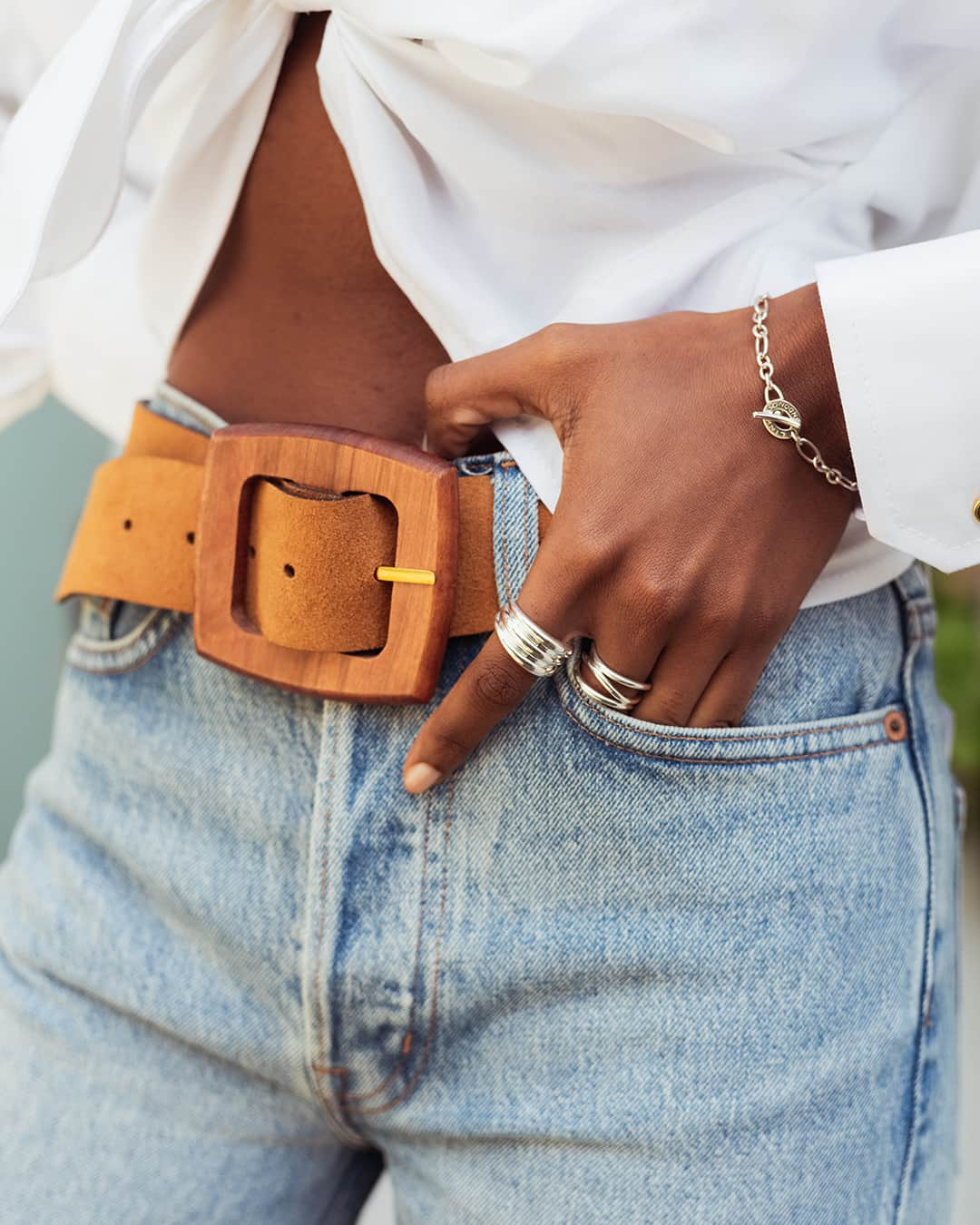 リンクスオブロンドンのインスタグラム：「Light touches of silver ＋ breezy white shirt ＋ worn denim = effortless style statement on @larrydavid420 Shop the latest selection to lift your summer style.  #LinksofLondon #LinksWildlife」