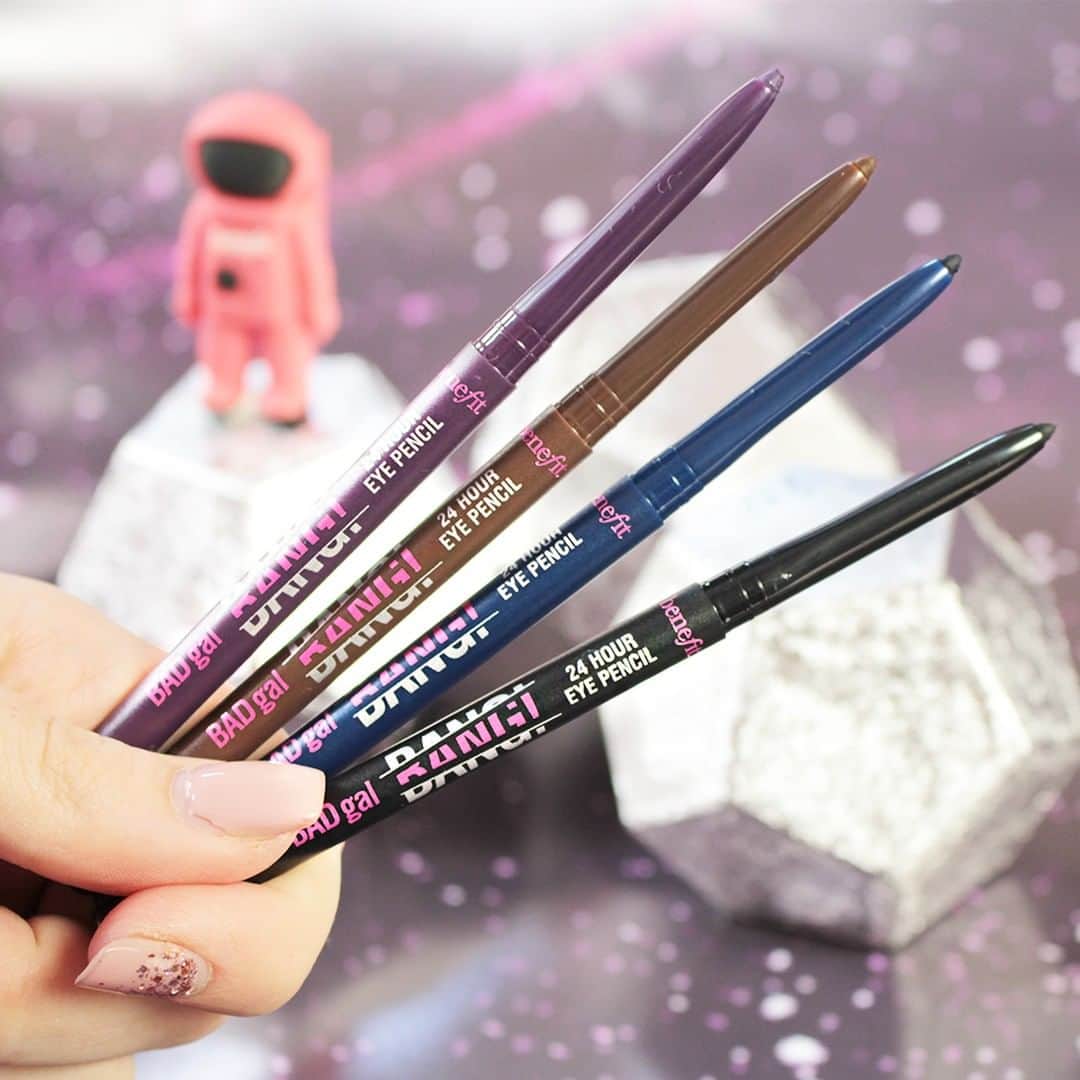 Benefit Cosmetics UKさんのインスタグラム写真 - (Benefit Cosmetics UKInstagram)「Our #NEW BadgalBANG! 24 hour eye pencils are now available! Which one will you go for? A. Pitch Black B. Deep Brown C. Dark Purple D. Midnight Blue E. All of the above! 💙 💜 🖤 #benefit #BADgalBang #eyepencils #makeup #beauty  #outofthisworld . . . 📷 Image Description: A hand holding all BADgal BANG! 24 hour eye pencils against a space themed background」8月12日 0時26分 - benefitcosmeticsuk