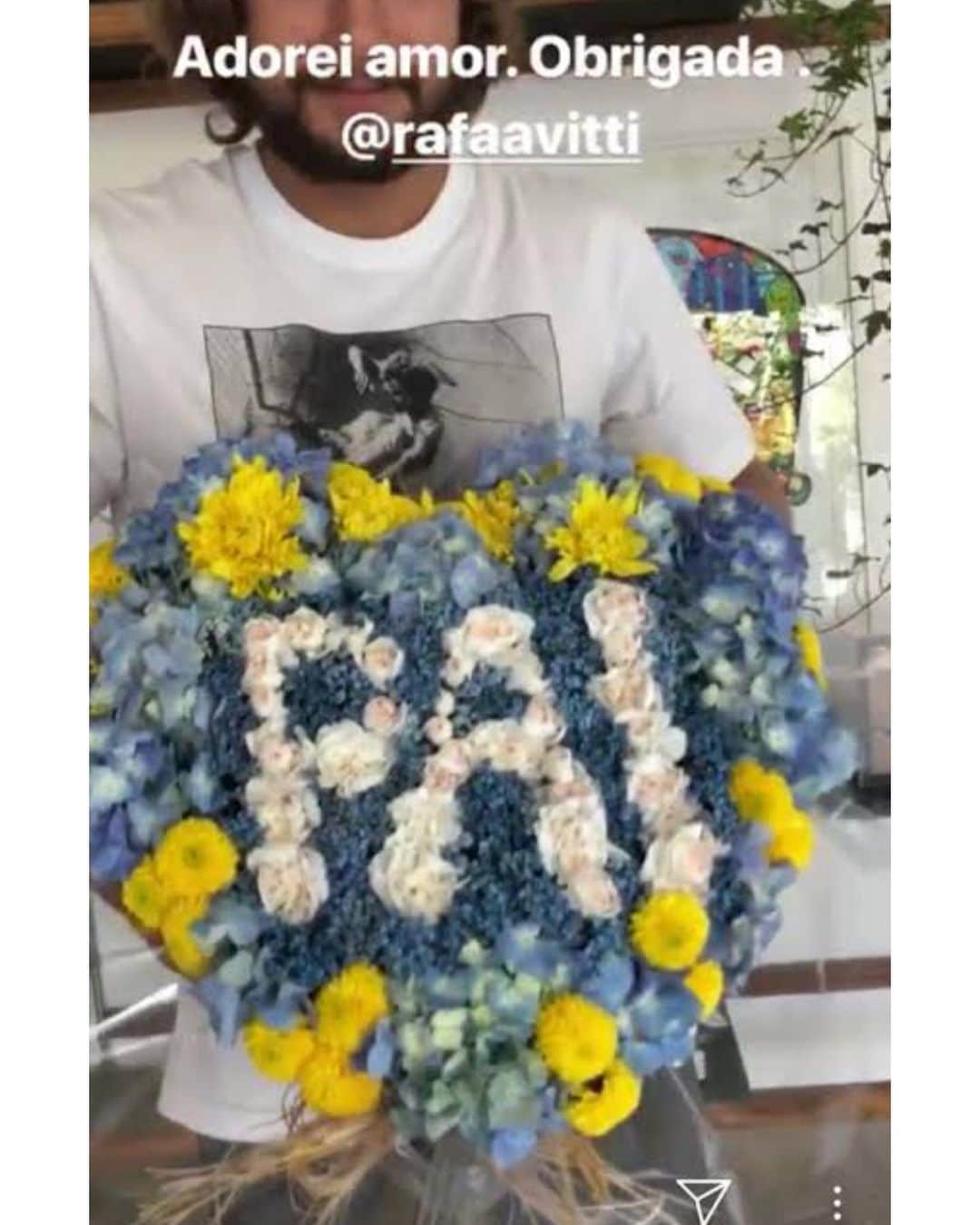 Tata Werneckさんのインスタグラム写真 - (Tata WerneckInstagram)「Hoje é meu aniversario e Ano passado @rafaavitti me deu essas flores sem perceber que estava escrito “Pai”. Esse ano,então, engravidei pq queríamos muito ter filhos mas principialmente pra ele prestar mais atenção ao comprar presentes. Feliz primeiro dia dos pais meu bem @rafaavitti ❤️」8月12日 0時26分 - tatawerneck