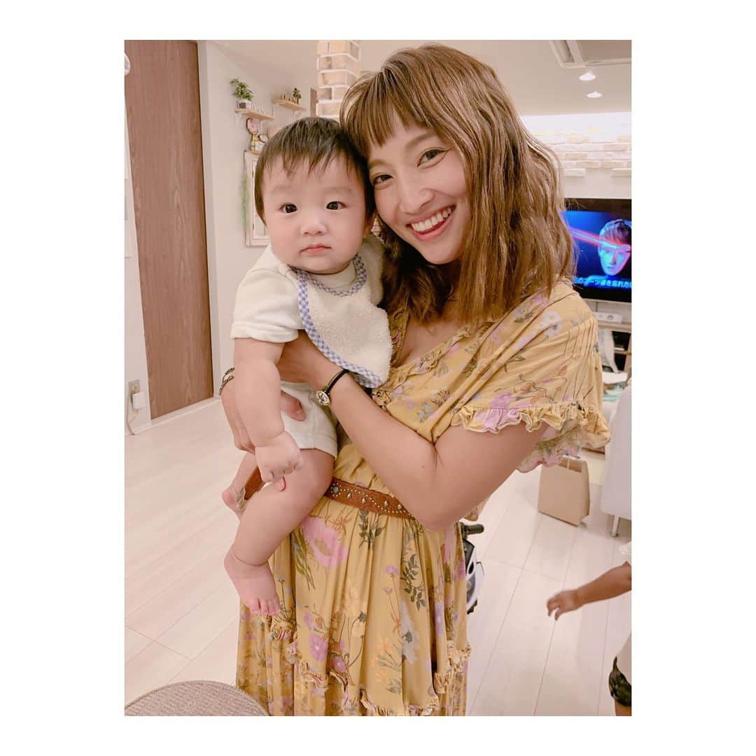 辻希美さんのインスタグラム写真 - (辻希美Instagram)「夜はニュージーランドから友達Familyが来てくれました❤️ 詳しくはブログ(のんピース)を見て下さい✨✨ #今夜 は #ニュージーランド から #友達が我が家へ #まゆか #文ちゃん #子ども４人 #２家族で子ども８人 #賑やか過ぎた #女子の遊びが可愛過ぎた #☺️💕 #男の子も可愛いけど #女の子も可愛い #去年お腹の中に居たbabyを今年は抱っこしてる母達 #不思議だね #1年ぶりの再会  #久しぶりな感じが全くしない事にビックリする #またすぐ会いたい #今日はありがとう #☺️💕」8月12日 0時26分 - tsujinozomi_official