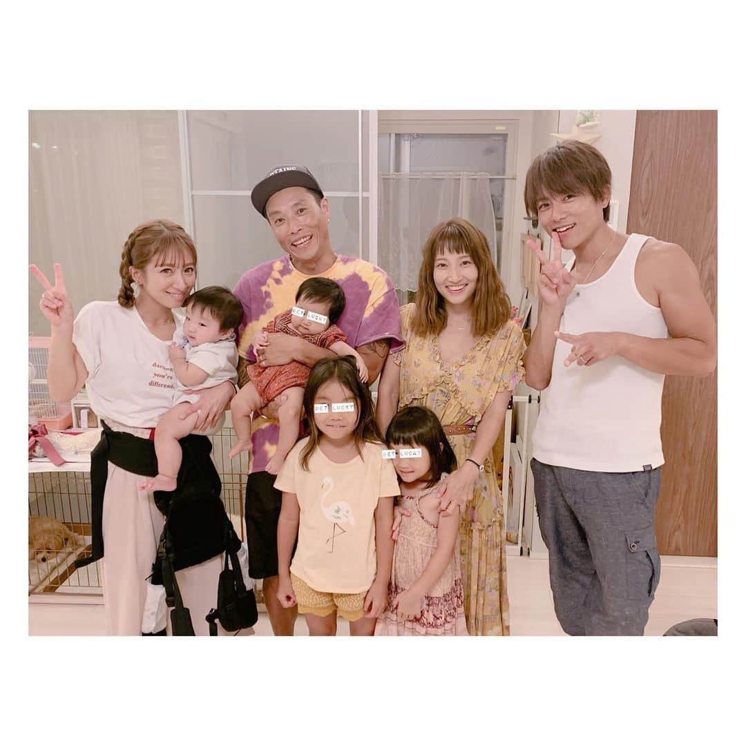 辻希美さんのインスタグラム写真 - (辻希美Instagram)「夜はニュージーランドから友達Familyが来てくれました❤️ 詳しくはブログ(のんピース)を見て下さい✨✨ #今夜 は #ニュージーランド から #友達が我が家へ #まゆか #文ちゃん #子ども４人 #２家族で子ども８人 #賑やか過ぎた #女子の遊びが可愛過ぎた #☺️💕 #男の子も可愛いけど #女の子も可愛い #去年お腹の中に居たbabyを今年は抱っこしてる母達 #不思議だね #1年ぶりの再会  #久しぶりな感じが全くしない事にビックリする #またすぐ会いたい #今日はありがとう #☺️💕」8月12日 0時26分 - tsujinozomi_official