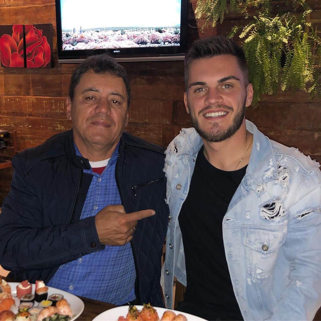ナタンのインスタグラム：「Feliz dia dos pais a todos os pais, em especial ao meu pai @jcribeirosouza ❤️ Que Deus te abençoe sempre, obrigado por me ensinar a correr atrás dos meus objetivos e por sempre caminhar lado a lado 👊🏻👊🏻 Te amo pai , você é Féra !!!」