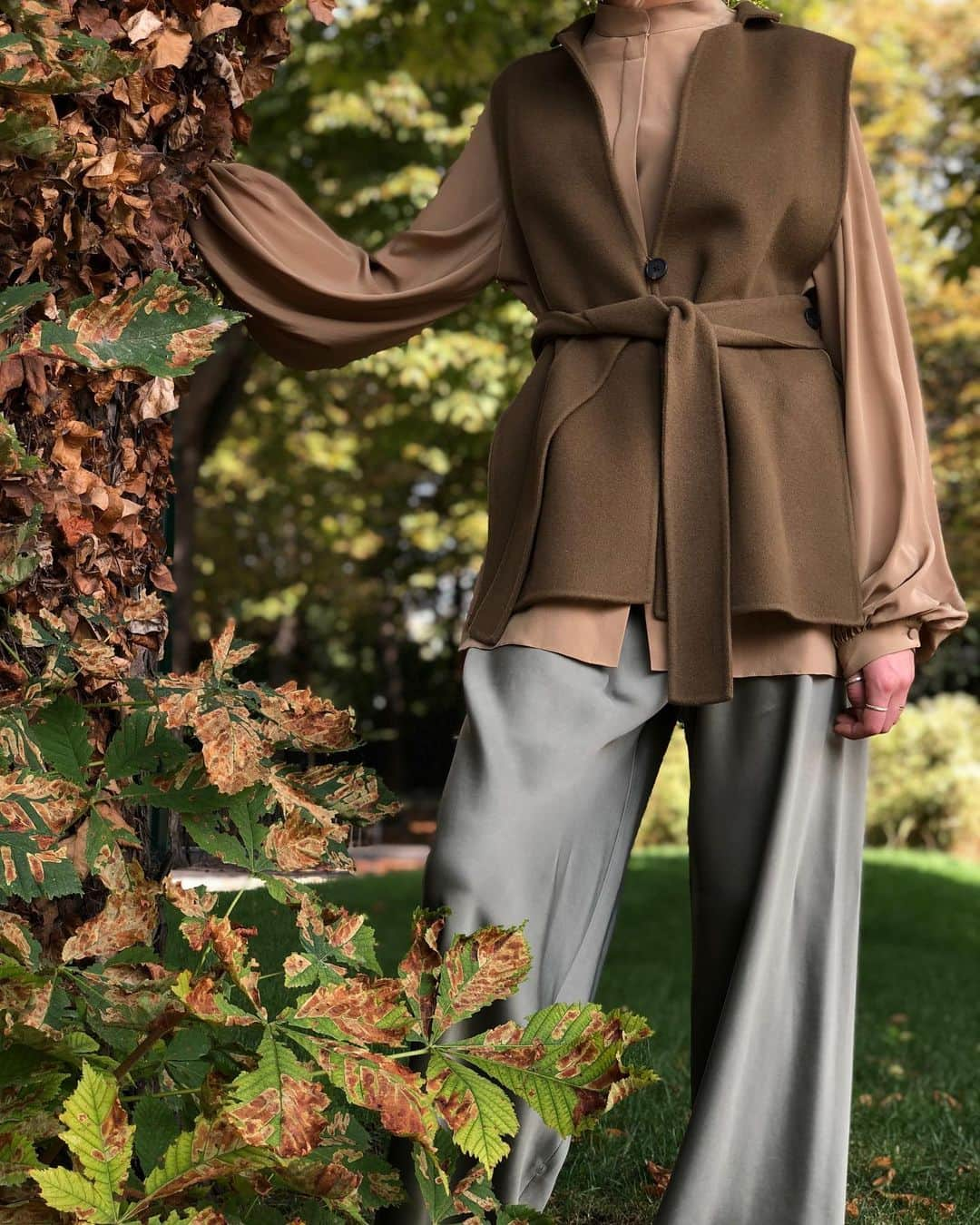 レクレルールさんのインスタグラム写真 - (レクレルールInstagram)「This collection's impeccable tailoring, choice materials, and thoughtful design speak to the considerable talent that Ashley Olsen and Mary-Kate Olsen possess in making quiet clothes incredibly desirable. @TheRow FW19 collection is available at Leclaireur Boissy D’anglas #Leclaireur #LeclaireurBoissy #LeclaireurStyle #TheRow」8月12日 0時33分 - leclaireur