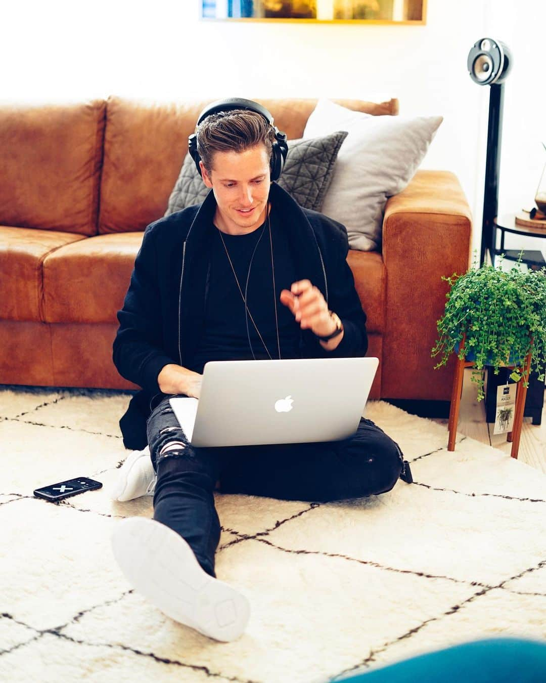 SICK INDIVIDUALSさんのインスタグラム写真 - (SICK INDIVIDUALSInstagram)「Which new talent should we keep an eye on? 👀 #homesweethome #lazysunday #neverstopworking @sukhi.nl #sukhirugs」8月12日 0時34分 - sickindividuals