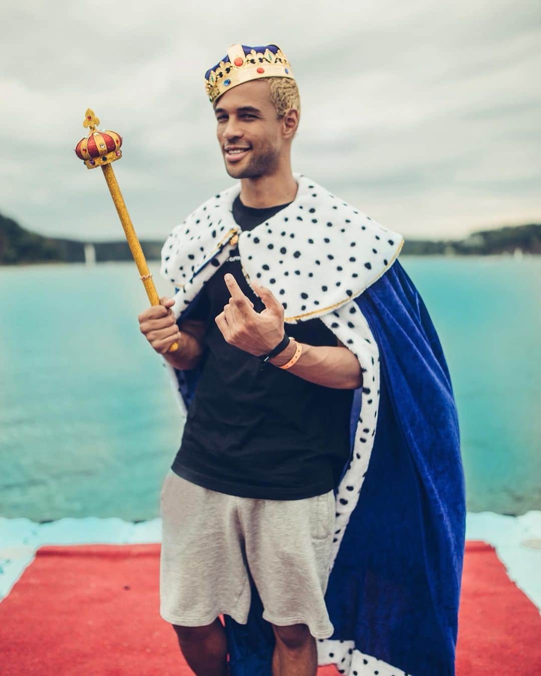 SIMON DESUEのインスタグラム：「Outfit steht mir oder? 🤪👑 ich war mit @blu_deutschland auf dem SonneMondSterne Festival & mit so einem Outfit wisst ihr, dass ein richtig geiles Video gedreht worden ist😂 Könnt ihr euch direkt bei IGTV von @blu_deutschland reinziehen 🔥 Kommentiere das IGTV vid um von mir zum Ritter geschlagen zu werden!😝 #myblufestival #anzeige #myblu」