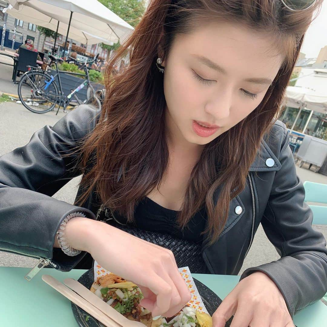 NueNueさんのインスタグラム写真 - (NueNueInstagram)「以為我吃tacos吃到睡著嗎？🌮 我沒有唷 啾咪😉 （圖文很符的po文 ）」8月12日 0時38分 - iop_1004