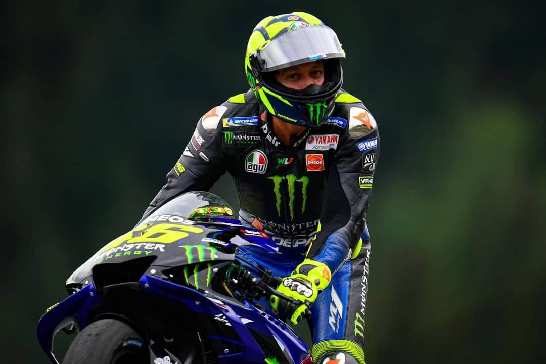 MotoGPさんのインスタグラム写真 - (MotoGPInstagram)「Never give up 💪 // @valeyellow46 finished the #AustrianGP in P4 after starting from 10th on the grid and he's back as the first Yamaha rider in the Championship 🏁  #VR46 #MotoGP #Motorcycle #Racing #Motorsport」8月12日 0時38分 - motogp