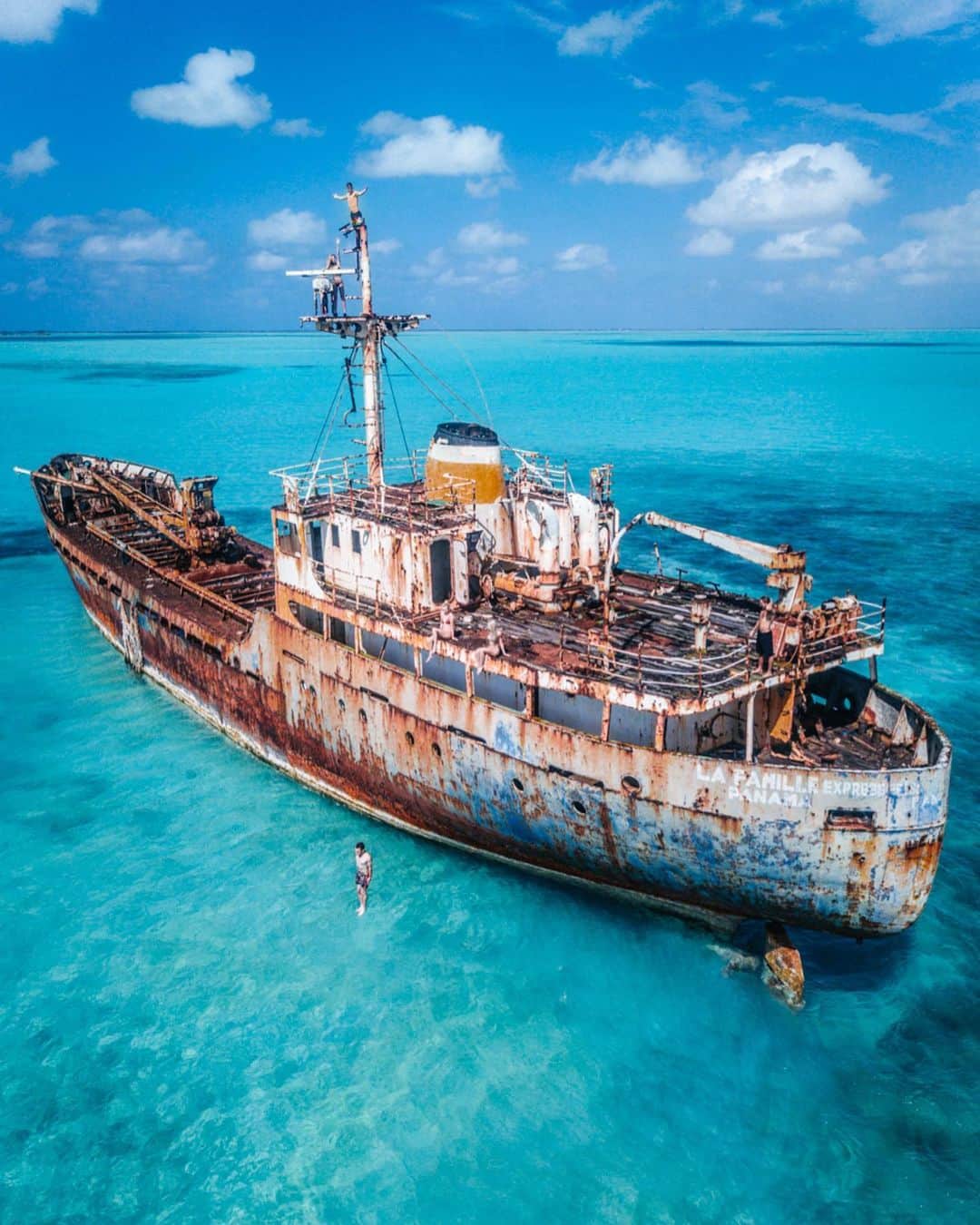 Abandoned Placesさんのインスタグラム写真 - (Abandoned PlacesInstagram)「Abandoned shipwreck off the coast in Turks and Caicos 🇹🇨 Photography by @alexplore23」8月12日 0時48分 - itsabandoned