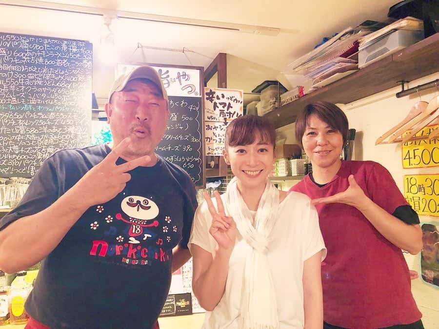 のインスタグラム：「パクチー料理が豊富な『花吉』へ行ってきました🌸 9/23(月/祝)神戸ワンマンライブのポスターも貼って頂きました♪ 感謝☆彡*\(^o^)/* いつもありがとうございます⭐️ . 前回の神戸ワンマンライブでは、『花吉』の姉妹店の『のり吉くん 元町駅前店』@norikichimotom で演らせて頂きました🌸 『のり吉くん』にもポスター、フライヤーを置かせて頂いています！ . 先日『のり吉くん』にも開店前にご挨拶に伺ったら、いらっしゃったスタッフさんお二人に『わ！アキさんっ！』と覚えていてくれて嬉しかったです☺️(笑) 驚かせてごめんなさい🙈(笑) スタッフの方との記念撮影が2枚目です😉 . #花吉 #パクチー好きにはたまらないお店 #パクチー梅酒 を必ず飲みます(笑) #のり吉くん も美味しい料理が沢山 #ナガレボシ プロモーション」