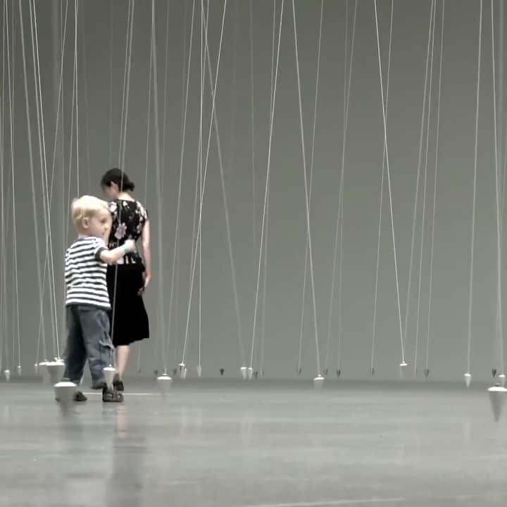 のインスタグラム：「#MoveMFAH: Explore William Forsythe's immersive installation “Choreographic Objects,” on view at the Museum of Fine Arts in Houston, today!  Blurring the lines between performance, sculpture, video, and installation, “William Forsythe: Choreographic Objects” invites you to connect to the organizing principles of choreography. Find out more via the link in our bio! __________ #WilliamForsythe #Gagosian #MFAHouston @william_forsythe #Repost @mfahouston」