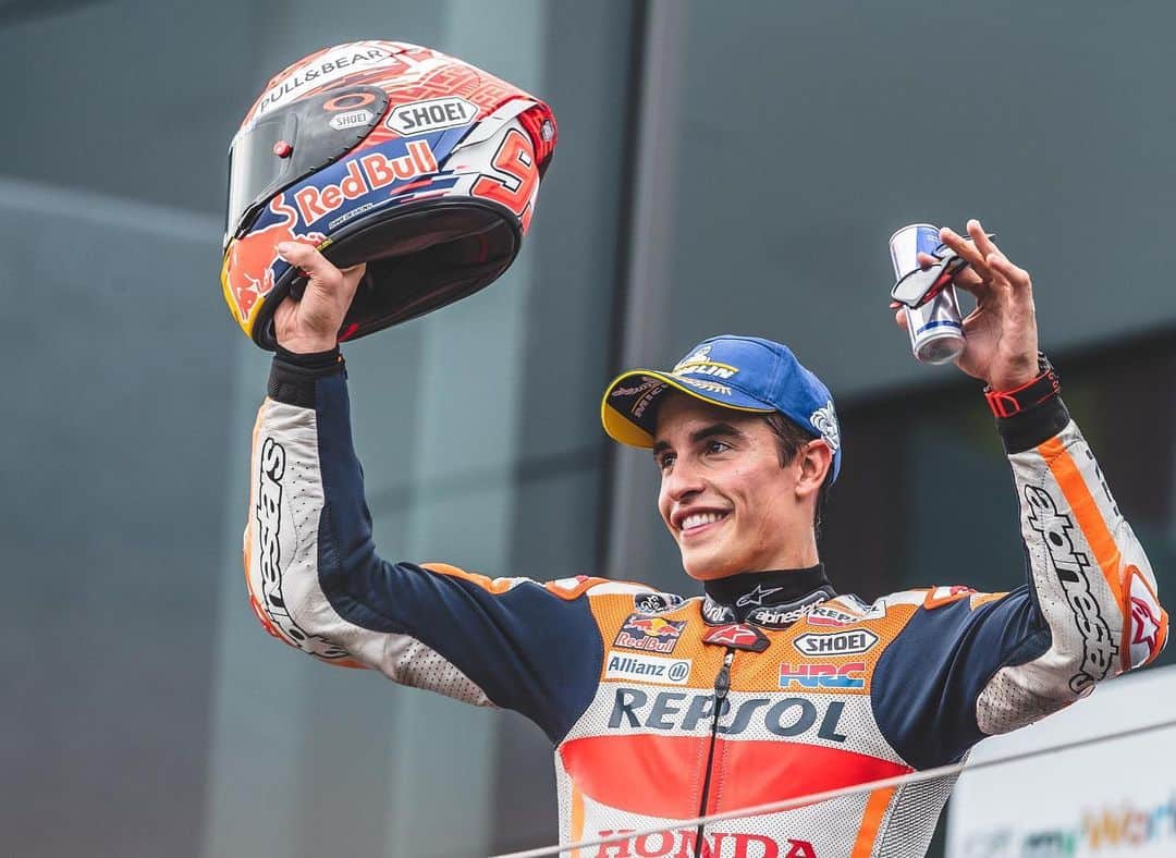 レプソル・ホンダのインスタグラム：「20 points. A hard fight. Big respect. An #AustrianGP to remember 🇦🇹 ⠀⠀⠀⠀⠀⠀⠀⠀⠀ #Respect #AustrianGP #25RepsolHonda #Repsol #MotoGP #Honda #Racing #RepsolHonda #HRC #RC213V #MM93 #MarcMarquez #ThePowerOfDreams #Motorcycle #Austria #RedBull #ChampionshipLead」