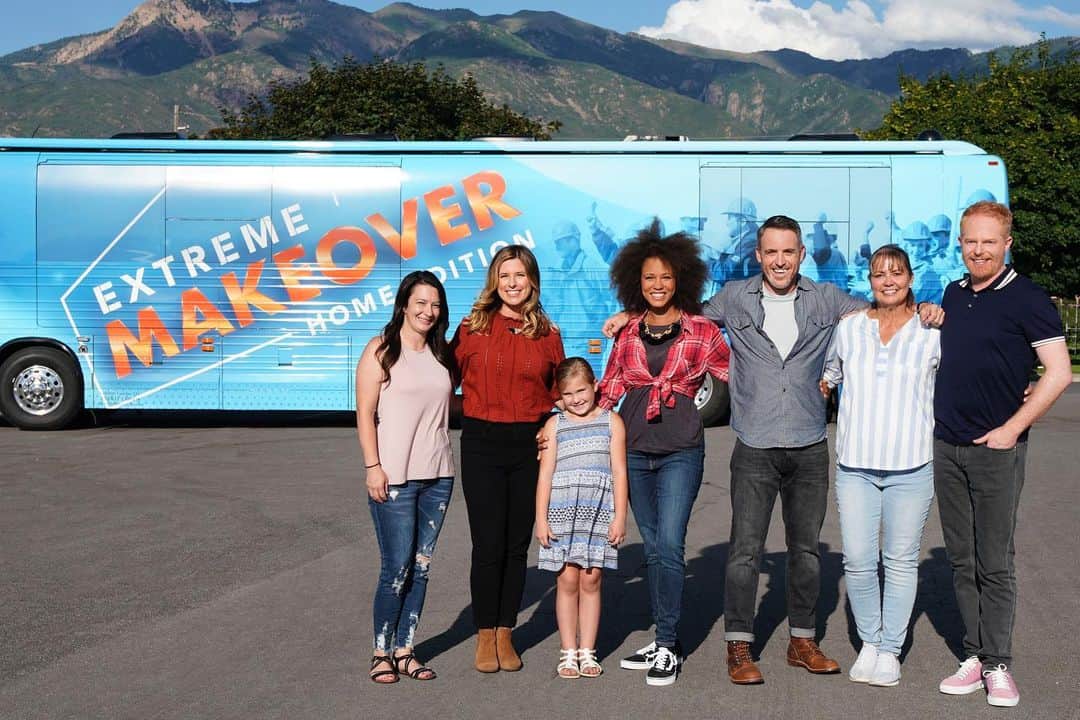 HGTVさんのインスタグラム写真 - (HGTVInstagram)「Surprise! We're taking on two houses in Ogden, Utah. Our design team and host @jessetyler  knocked on the door of the Mayo family for Extreme Makeover: Home Edition. Check out our Insta stories to see how you can volunteer. #HGTVExtreme」8月12日 0時46分 - hgtv