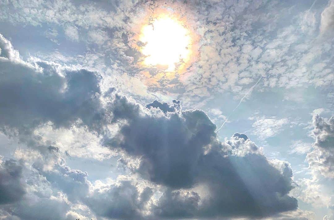 宮崎まこさんのインスタグラム写真 - (宮崎まこInstagram)「. .  見えてるもの。  この風景。  不思議な雲の割れ目に 太陽がいて 雲の奥行き 形 日の差し込み ディテール . #朝活  #朝  #followmeto  #trip #trippics #旅行  #旅人 #旅人 #川 #coffee #海 #海釣り #instatravel #バックパッカー女子 #イマソラ #観光スポット #canoneosm5 #ミラーレス一眼 #ヨーロッパ周遊 #ヨーロッパ旅行  #タビジョ  #釣り  #アムステルダム #paris #france🇫🇷 #amsterdammer #オランダ #🇳🇱 #パリ旅行  #イマソラ部 #いまそら」8月12日 0時46分 - makomiyazaki
