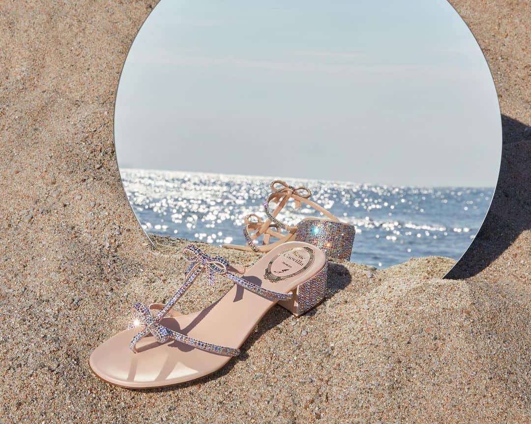 レネカオヴィラさんのインスタグラム写真 - (レネカオヴィラInstagram)「Enjoy the magic of the summer days with a romantic look.  Our #CaovillaCaterina thong sandal in nude satin embellished with gleaming crystals makes you shiny and refined.  #SeaYou . . . . #ReneCaovilla #CaovillaDream」8月12日 0時50分 - renecaovilla