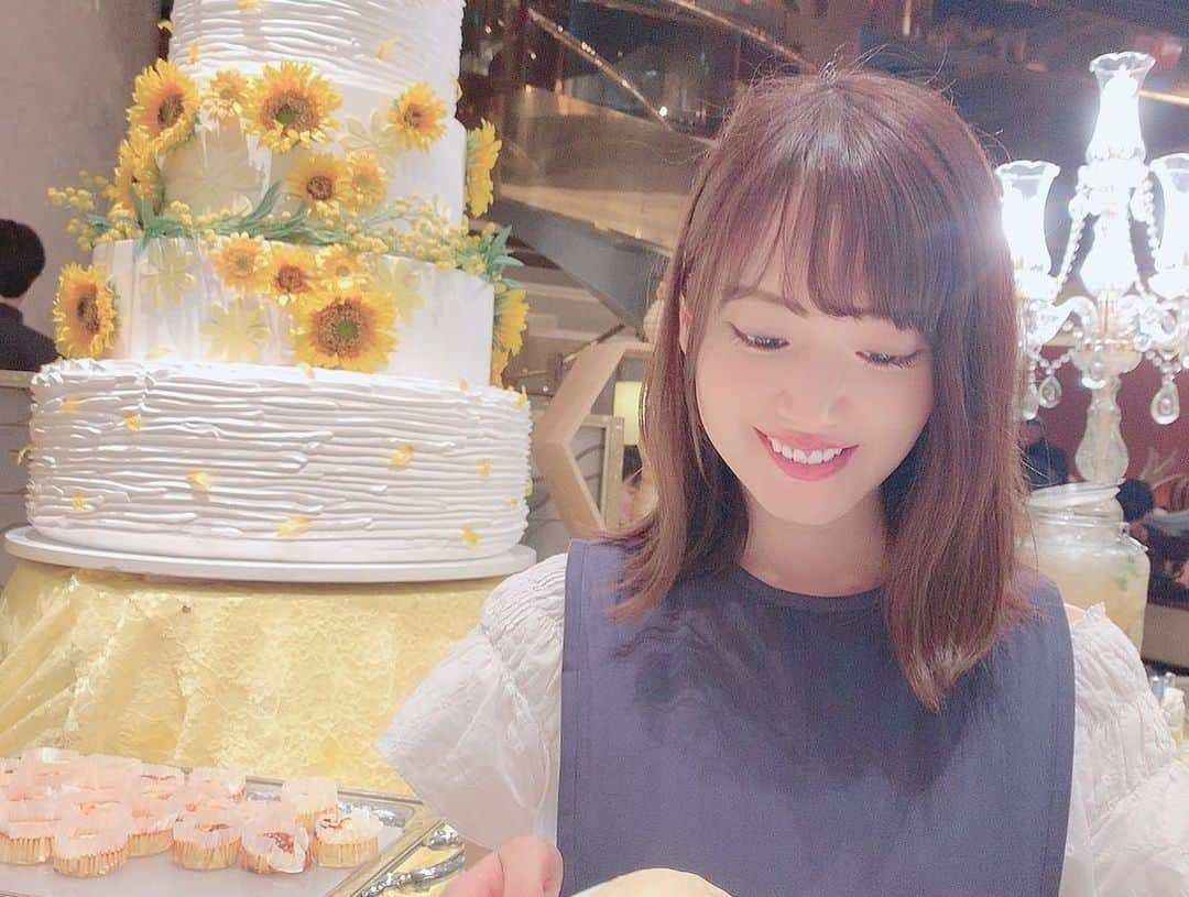 浜田翔子さんのインスタグラム写真 - (浜田翔子Instagram)「来月ははまこーのお誕生日！ という事で生誕ライブをやろうと考えています。🎂❤️ 9月もあっという間になりそうね。一緒にお買い物した時もう誕生日プレゼント🎁あげちゃった。🤣 #izone のハイタッチ会に #宮脇咲良 たんに初めて会えて 教えていただいたポーズをするはまこー！！会えた時の話を沢山聞きました！  ８月１６日DVD発売！ ９月は久々水着撮影会あります。 ８日DVDイベント。 ２３日🏊‍♀️、２９日🎂空けといてもらえたら嬉しいです😊💕」8月12日 0時52分 - shoko_hamada