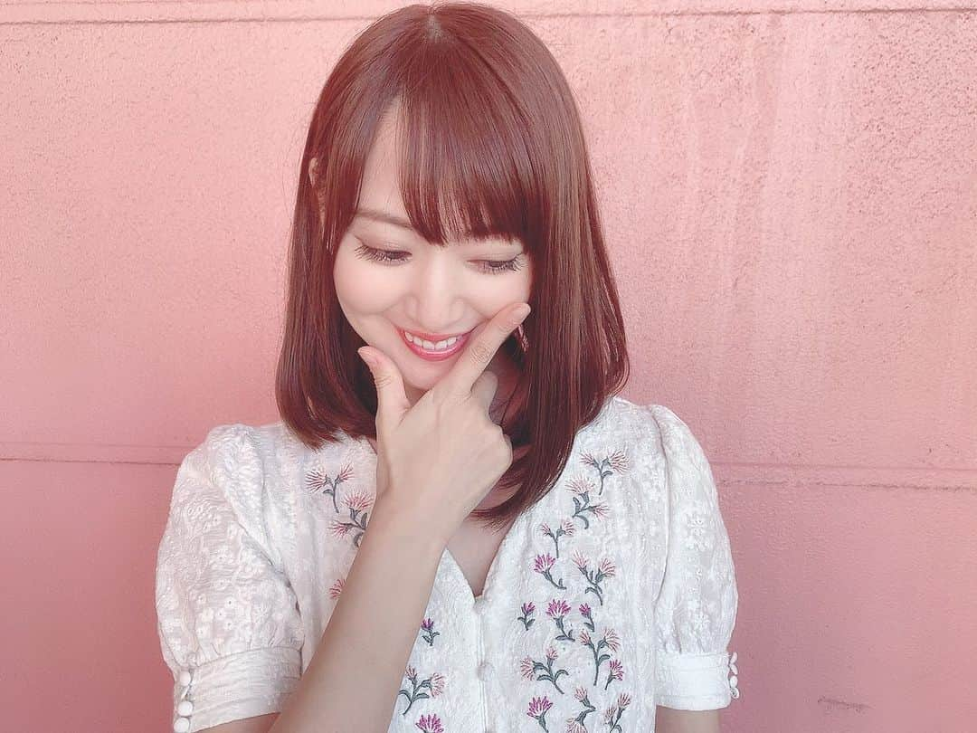 浜田翔子さんのインスタグラム写真 - (浜田翔子Instagram)「来月ははまこーのお誕生日！ という事で生誕ライブをやろうと考えています。🎂❤️ 9月もあっという間になりそうね。一緒にお買い物した時もう誕生日プレゼント🎁あげちゃった。🤣 #izone のハイタッチ会に #宮脇咲良 たんに初めて会えて 教えていただいたポーズをするはまこー！！会えた時の話を沢山聞きました！  ８月１６日DVD発売！ ９月は久々水着撮影会あります。 ８日DVDイベント。 ２３日🏊‍♀️、２９日🎂空けといてもらえたら嬉しいです😊💕」8月12日 0時52分 - shoko_hamada