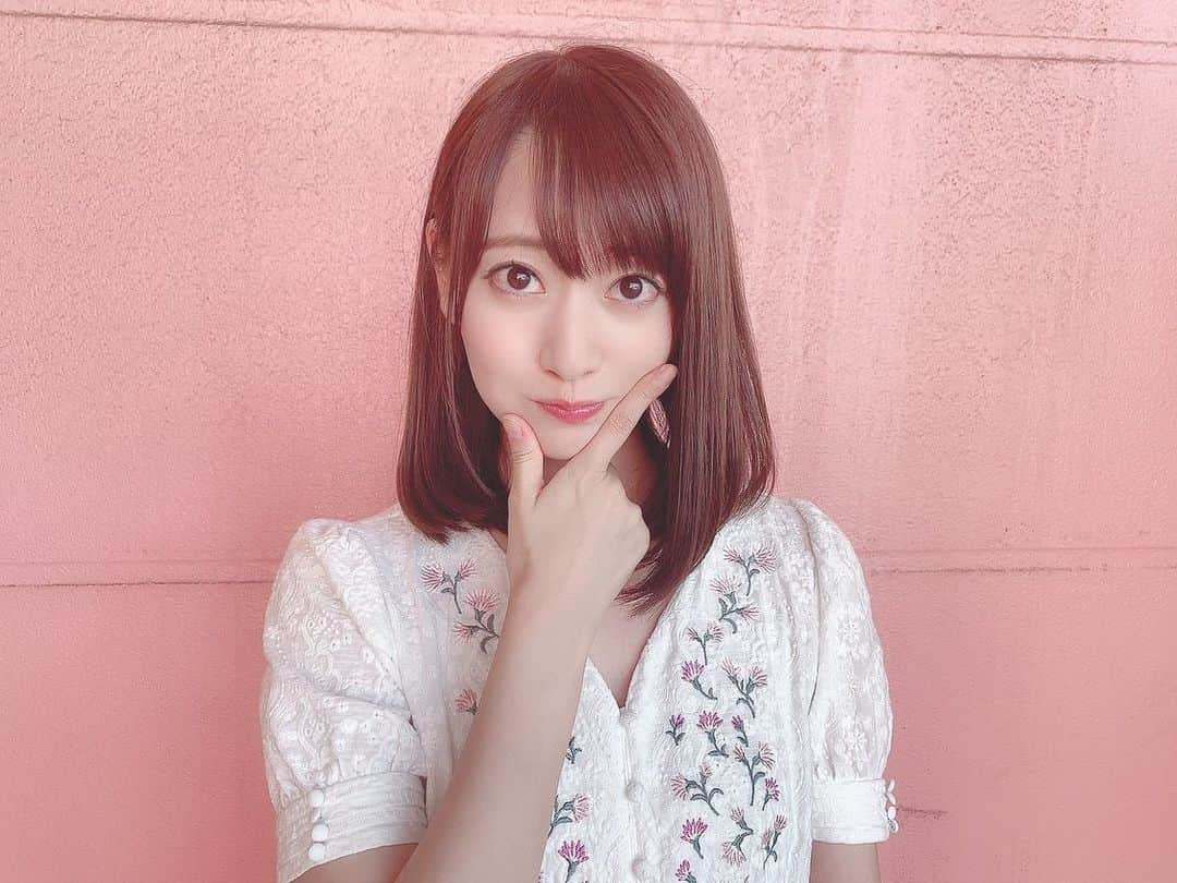 浜田翔子さんのインスタグラム写真 - (浜田翔子Instagram)「来月ははまこーのお誕生日！ という事で生誕ライブをやろうと考えています。🎂❤️ 9月もあっという間になりそうね。一緒にお買い物した時もう誕生日プレゼント🎁あげちゃった。🤣 #izone のハイタッチ会に #宮脇咲良 たんに初めて会えて 教えていただいたポーズをするはまこー！！会えた時の話を沢山聞きました！  ８月１６日DVD発売！ ９月は久々水着撮影会あります。 ８日DVDイベント。 ２３日🏊‍♀️、２９日🎂空けといてもらえたら嬉しいです😊💕」8月12日 0時52分 - shoko_hamada