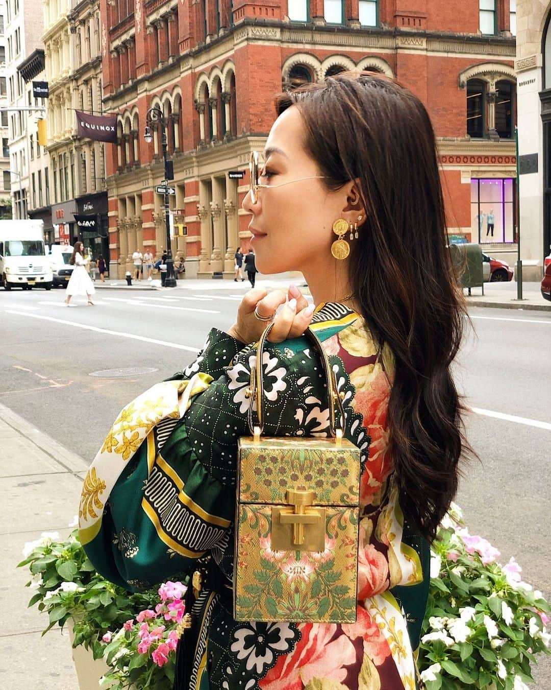 オスカーデラレンタさんのインスタグラム写真 - (オスカーデラレンタInstagram)「The perfect Alibi. @bagsnob looks divine wearing gilded florals from our #odlrprefall2019 collection. Shop the look today by tapping the photo.」8月12日 1時05分 - oscardelarenta