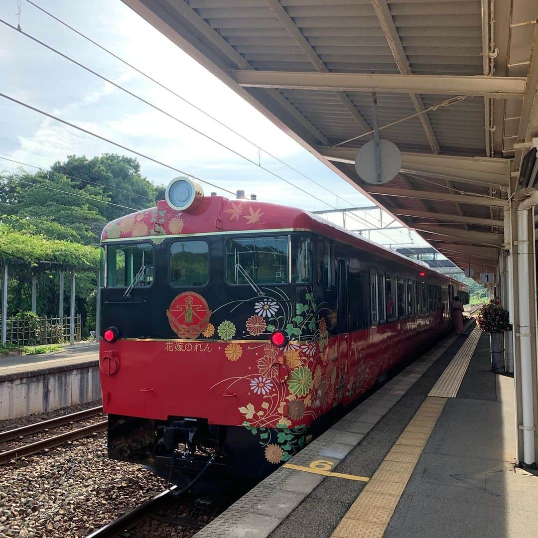 石田ひかりさんのインスタグラム写真 - (石田ひかりInstagram)「能登演劇堂にいらして下さった皆さま 暑いなか、本当にありがとうございました☺️ 651の客席は2日間とも、ほぼ満席🈵㊗️☺️だったとのこと びっくりいたしました🙇🏻‍♀️ ありがたいです 嬉しいです😭 娘たちのしあわせな嫁入りを願って 乗り鉄子の念願でありました 花嫁のれん号で帰ってまいりました🥰🥰 まだまだ先の話ですが 娘たちにも私の様に佳き出会いがあり 旦那さんに恵まれ 幸せな人生を歩んでくれることを 心の底から願う母です☺️☺️ 地方公演は一週間おやすみ その間に単発ドラマを撮り ぽん芸もあり 出来たらCHICAGOも観たい！ そして、17日の西宮です！ 西宮は新婚時代を過ごした土地で その頃たくさんお世話になった皆さんもいとこたちも 会いに来てくださるみたいなので とってもとっても楽しみです🥰🥰🥰 ツマガリのグットロール〜🤤🤤🤤🤤🤤🤤🤤🤤 その頃には台風10号も過ぎ去り またまた暑い毎日になっていることでしょう💦 劇場でお待ちしてますね！ ぜひ、いらしてくださいね！ #A列車に乗っていこう #花嫁のれん号 #乗り鉄子 #ツマガリ #グッドロール❣️」8月12日 0時58分 - hikaringo0525