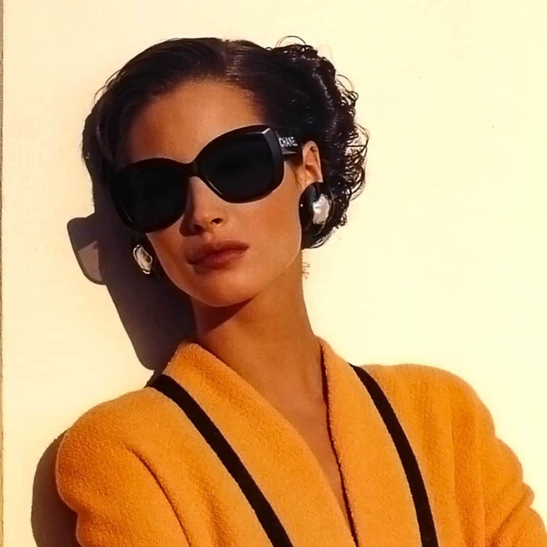 シャネルさんのインスタグラム写真 - (シャネルInstagram)「#CHANELHolidays, a summer retrospective. Photographed by Karl Lagerfeld in Monaco, starring @LindaEvangelista and @CTurlington. #CHANEL #LindaEvangelista #ChristyTurlington © CHANEL Spring-Summer 1991」8月12日 1時00分 - chanelofficial
