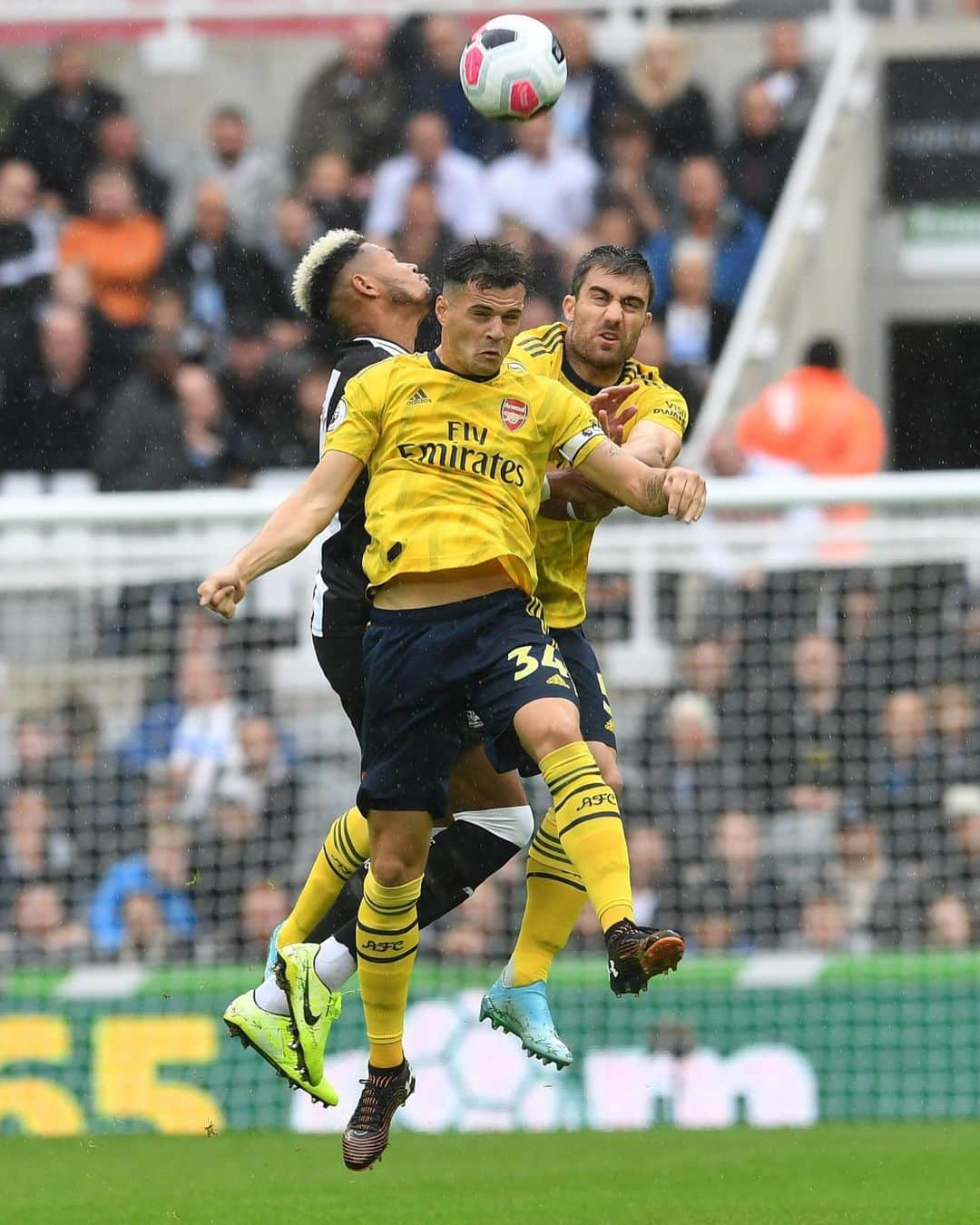 グラニト・ジャカさんのインスタグラム写真 - (グラニト・ジャカInstagram)「I'm proud of the way we fought today 👊 It feels good to play my 💯th @premierleague game for this great club @arsenal 🙏🏻 #GX34」8月12日 1時03分 - granitxhaka