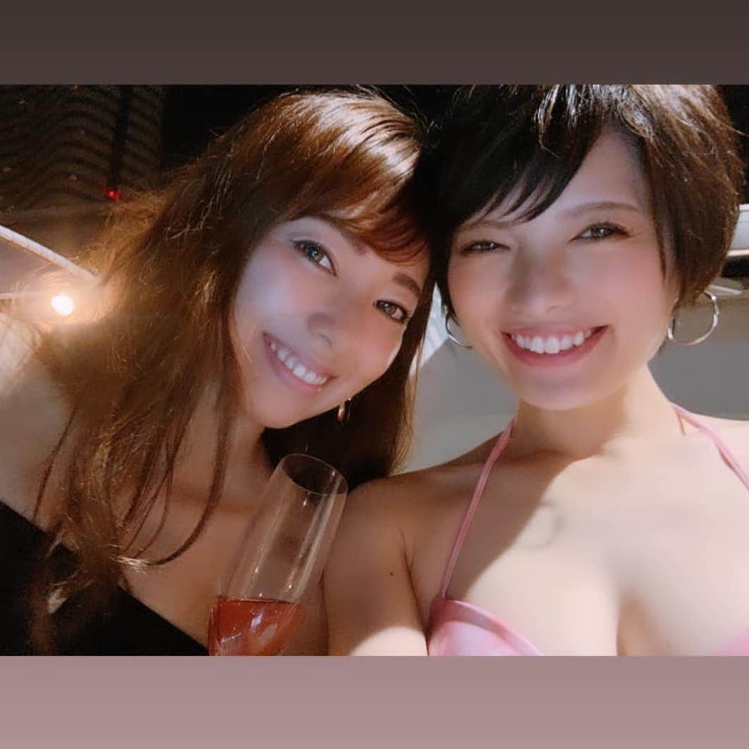 杉山由紀子のインスタグラム：「やすなとナイトプール🌛✨ * ホテルニューオータニへ🎵 * 楽しすぎ、気温ちょうどよすぎ、やすなかわいすぎ💗 * * #ナイトプール #プール #ホテルニューオータニ #水着 #可愛すぎ #最高 #楽しすぎ」