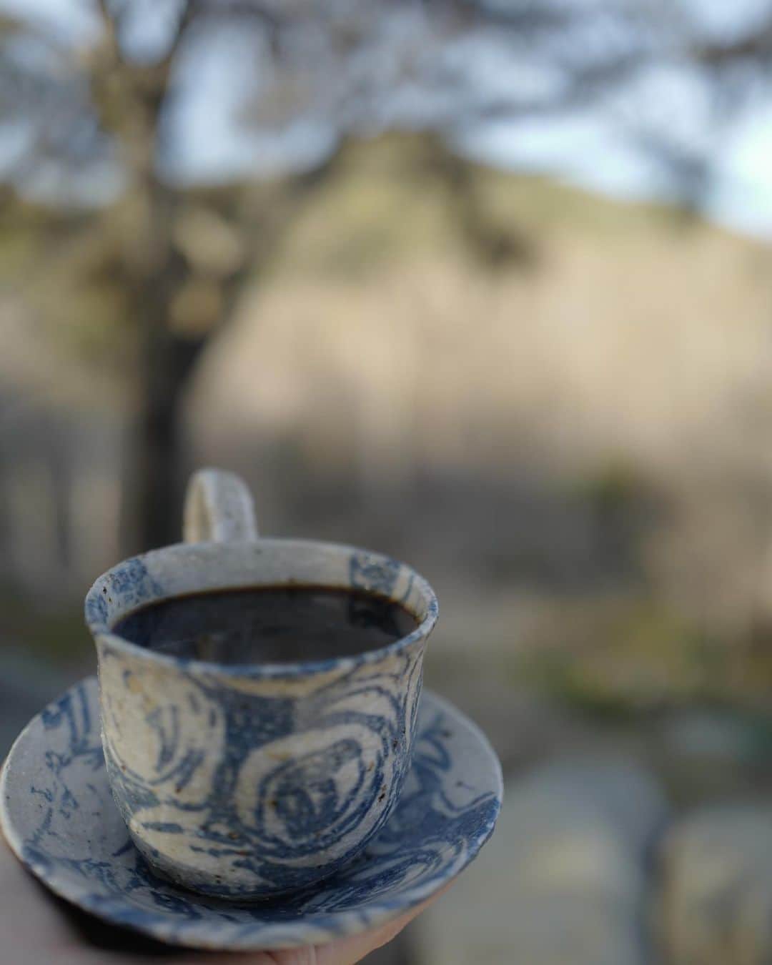 ニッキー・リードさんのインスタグラム写真 - (ニッキー・リードInstagram)「Lion’s mane herbal coffee, handmade ceramics and a light morning breeze. I’m in. 🍄 ☕️」8月12日 1時06分 - nikkireed