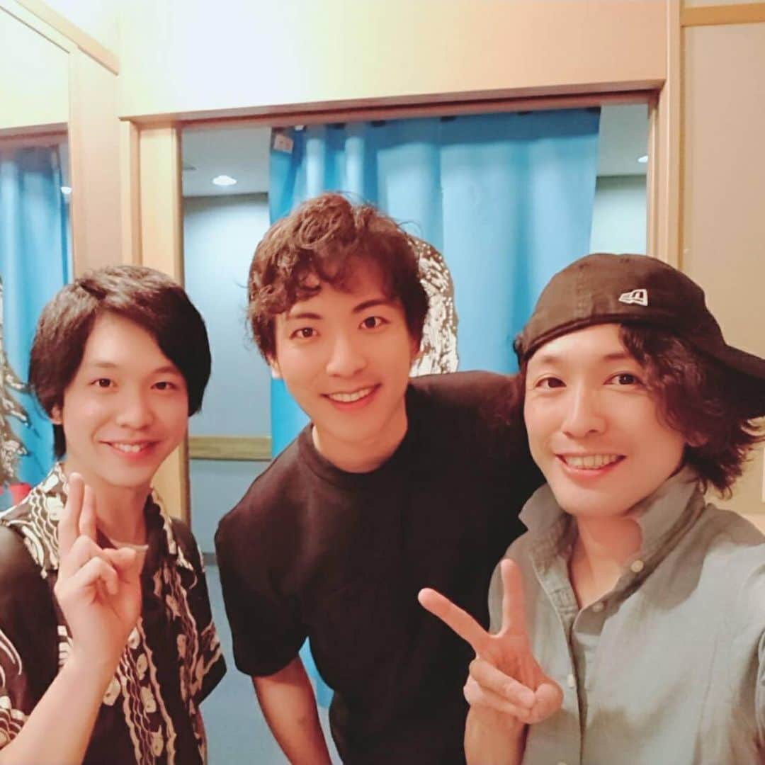 上山竜治さんのインスタグラム写真 - (上山竜治Instagram)「今日もレミゼ博多公演が無事に終わった。 コゼット小南満佑子の誕生日をみんなでお祝い。 今日で最後だったメンバーとも記念撮影。一緒に作り上げて来た日々を思い出し、最後だと思うと熱くなった。 ありがとうございました。  #レミゼラブル #1枚目写真左から→#三浦宏規  #内藤大希 #小野田龍之介 #生田絵梨花 #唯月ふうか #小南満佑子 #屋比久ともな  #上山竜治  #マリウス #エポニーヌ #コゼット #アンジョルラス」8月12日 1時08分 - kamiyama_ryuji_0910