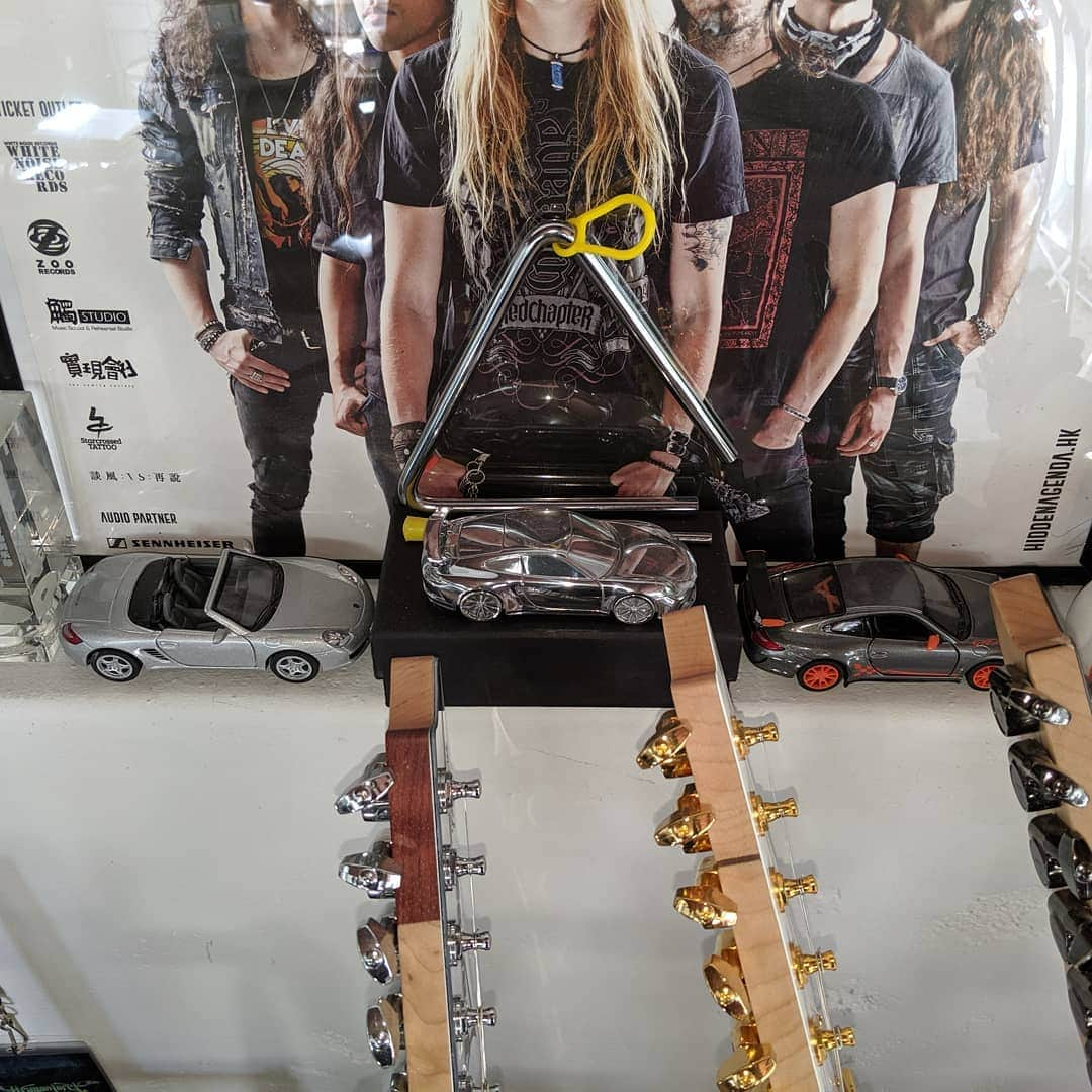 ハーマン・リさんのインスタグラム写真 - (ハーマン・リInstagram)「Something doesn't belong here... Hmm? What? @joesatriani guitar @porsche toys @stevevaihimself Jem #triangle for #djent? . . #dragonforce #extremepowermetal #powermetal #heavymetal #trianjent #wtfisthis」8月12日 1時14分 - hermanli