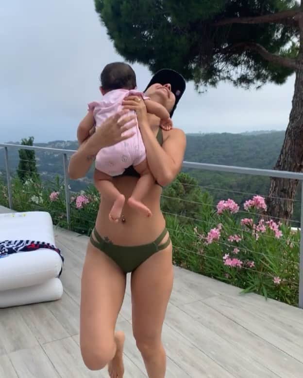 sananasのインスタグラム：「Happiness 💕👼🏻Regardez ses petites jambes elle les replie c’est trop chou et elle rie tellement 😍C’est quelques secondes mais ça vaut tout l’or du monde ! #AuntieSananas #Cutie #Family #BabySquat」