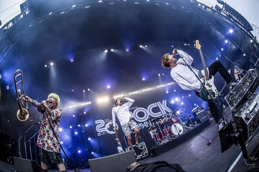 KEN IIKAWAさんのインスタグラム写真 - (KEN IIKAWAInstagram)「ROCK IN JAPAN 2019 今年も帰ってきましたロッキン . ヘイを観に来て一緒に遊んでくれた皆さま、ありがとうございました . いつも来てくれてる人も、今日初めましての人も、今度はライブハウスで会いましょう！！ . フォットー by @hayachinphoto」8月12日 1時12分 - keniikawa