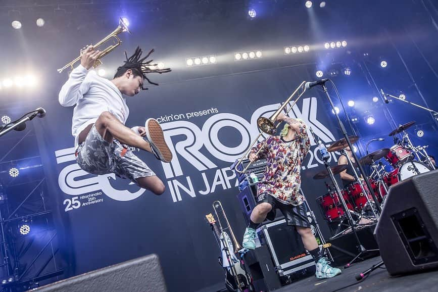 KEN IIKAWAさんのインスタグラム写真 - (KEN IIKAWAInstagram)「ROCK IN JAPAN 2019 今年も帰ってきましたロッキン . ヘイを観に来て一緒に遊んでくれた皆さま、ありがとうございました . いつも来てくれてる人も、今日初めましての人も、今度はライブハウスで会いましょう！！ . フォットー by @hayachinphoto」8月12日 1時12分 - keniikawa