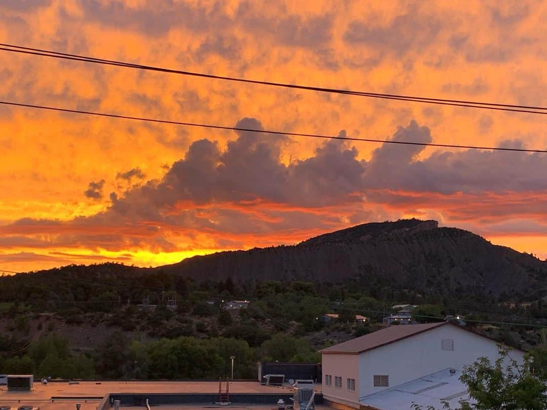 エミリー・スワローさんのインスタグラム写真 - (エミリー・スワローInstagram)「So long, Durango.  Thanks for the fancy farewell.  #rockymountains #durango @durangoplayfest #durangoplayfest #leavingonajetplane #sunset」8月12日 1時12分 - bigeswallz